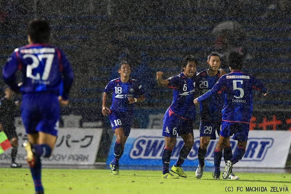 太田康介さんのインスタグラム写真 - (太田康介Instagram)「第四回  ここからはプロサッカー選手として生活する事になります。振り返ってるともう感謝の思いしかない事気付きます。  もはや感謝を表すための投稿になってる事をお許しください。  FC町田ゼルビア。４年間過ごさせてもらいました。相馬さん、ポポさん、オジーさん、秋田さん、楠瀬さん。5人の監督にお世話になりました。  一年目の出来事、Ｊリーグ昇格を目指し頑張っていて順位も昇格順位につけていた夏の終わり。競技場の使用がＪリーグ基準を満たす事が出来ずにその年の昇格を断念。 かなりショッキングな出来事だったけど、その発表をした直後の天皇杯東京ヴェルディ戦、バス入りの時のサポーターが掲げてくれた 「まだ何も終わっちゃいない」  これには痺れましたね。こんなにもサポーターにパワーを貰えたことは本当に思い出として残っています。  そして２年目に昇格を果たします。12月4日アウェーでのアルテ高崎戦、ゼルビアのレジェンド酒井良の鬼の嗅覚の1点で勝利し、確定ではなかったけどほぼ昇格を手にした試合、人生の中でも上位に入る試合でした。  こうしてＪリーグ昇格を果たし、2012年、29歳にしてＪリーグのピッチに初めて立つことになります。Ｊリーグデビューは開幕戦の愛媛戦。Ｊリーグ初ゴールは９月2日の岡山戦。その年は4ゴール決め、全部ヘディングでした。  残念ながらその年、J2最下位となり再びJFLへ降格という。 そしてその翌年キャプテンを任されたけど昇格を逃す。  正直ここには書ききれないほどの思い出と経験をこの４年間でしました。沢山の熱いファン、サポーター、スポンサーの方々に応援してもらい、ゼルビア、そして町田という街のために、人生をかけて戦いました。 プロサッカー選手としてスタートさせてもらい、沢山の仲間に出会わせてくれ、子供の頃からの夢であったＪリーガーにさせてくれたFC町田ゼルビア。練習参加で下川社長と竹中コーチが拾ってくれなかったらＪリーグでプレーする事はなかったはず。  そして違うチームに行っても狂犬倶楽部として自分を応援してくれる皆さんにも本当に感謝です。  本当にありがとうございます。  ポポヴィッチ監督がまた指揮を執るFC町田ゼルビア、めちゃくちゃ楽しみだしめちゃくちゃ応援しています。  また聞きたいなー！  ブラボー！！！ 酒井良も大前も生きてるかな。笑  あと1枚目の写真はお世話になってるsvolmeのスパイクを履いてsvolme看板の前でアピール出来た最高の写真です。笑  #中島サッカー少年団 #ロクFC #浦和東高校 #中央大学学友会サッカー部  #さいたまSC #ザスパ草津チャレンジャーズ #横河武蔵野FC #FC町田ゼルビア #ツエーゲン金沢 #FC今治 #ラインメール青森 #svolme」5月1日 20時42分 - kosukeota.7