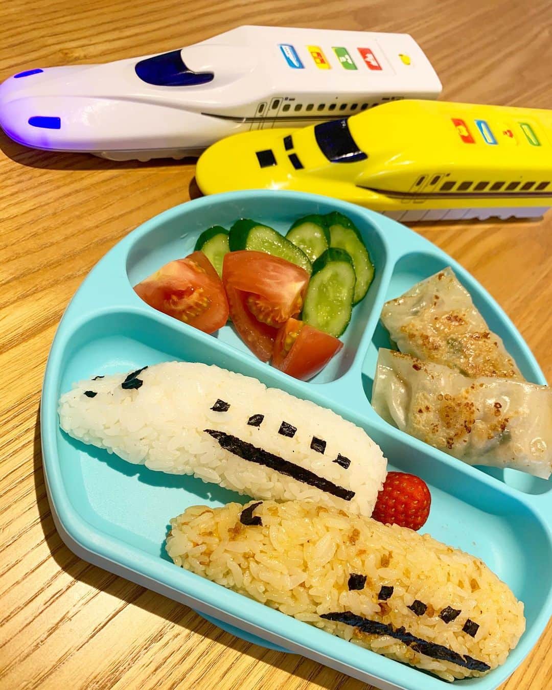 のインスタグラム：「@naotacos  から「面倒くさがると思うけど」と回ってきたバトン😂 ・ 『祈るおむすびバトン』 ・ 果たしてコレはおむすびなのか謎だけど、息子は見た瞬間に「ドクター！」と言って喜んでくれたので良しとしよう（笑） ・ もちろん海苔を貼ったのは片面だけですが😂 ・ ドクターイエローは、カレー味のふりかけで代用🍛 ・ ただ 1番最初に食べたのは、隙間を埋めるためのイチゴだったので、食べてくれるかドキドキしたけど、憧れのドクターイエローを躊躇なく食べてくれたので良かったかな😂 ・ 海苔を切る作業さえ頑張ればあとは楽ちんでした🤣 ・ コレ、誰に回そうか。。。 ・ @kei0227  ならオートミールのおむすびとかなのかな？（笑） ・ いや、やっぱりおにぎりと言えば。。。 @keiko_odagiri101  が良いかな？🍙 ・ #おむすびバトン #祈るおむすびバトン #おむすびリレー #おにぎり #鉄男 #小鉄 #ドクターイエロー #n700系 #雑過ぎてスミマセン😂 #15分で出来た（笑）」