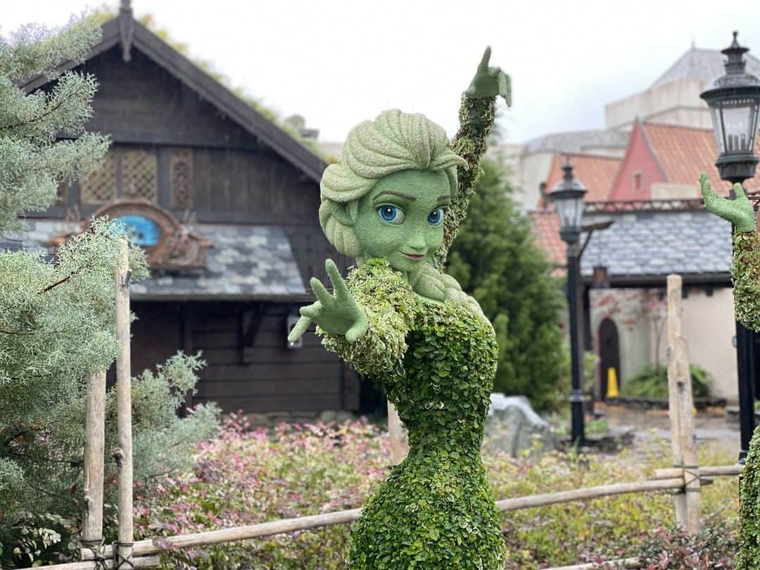 Walt Disney Worldのインスタグラム：「"The wonders of nature are endless" - Walt Disney 🌼 Over the years, the start of May means vibrant colors of spring take center stage at our Disney Parks and destinations around the world! #DisneyMagicMoments ✨」