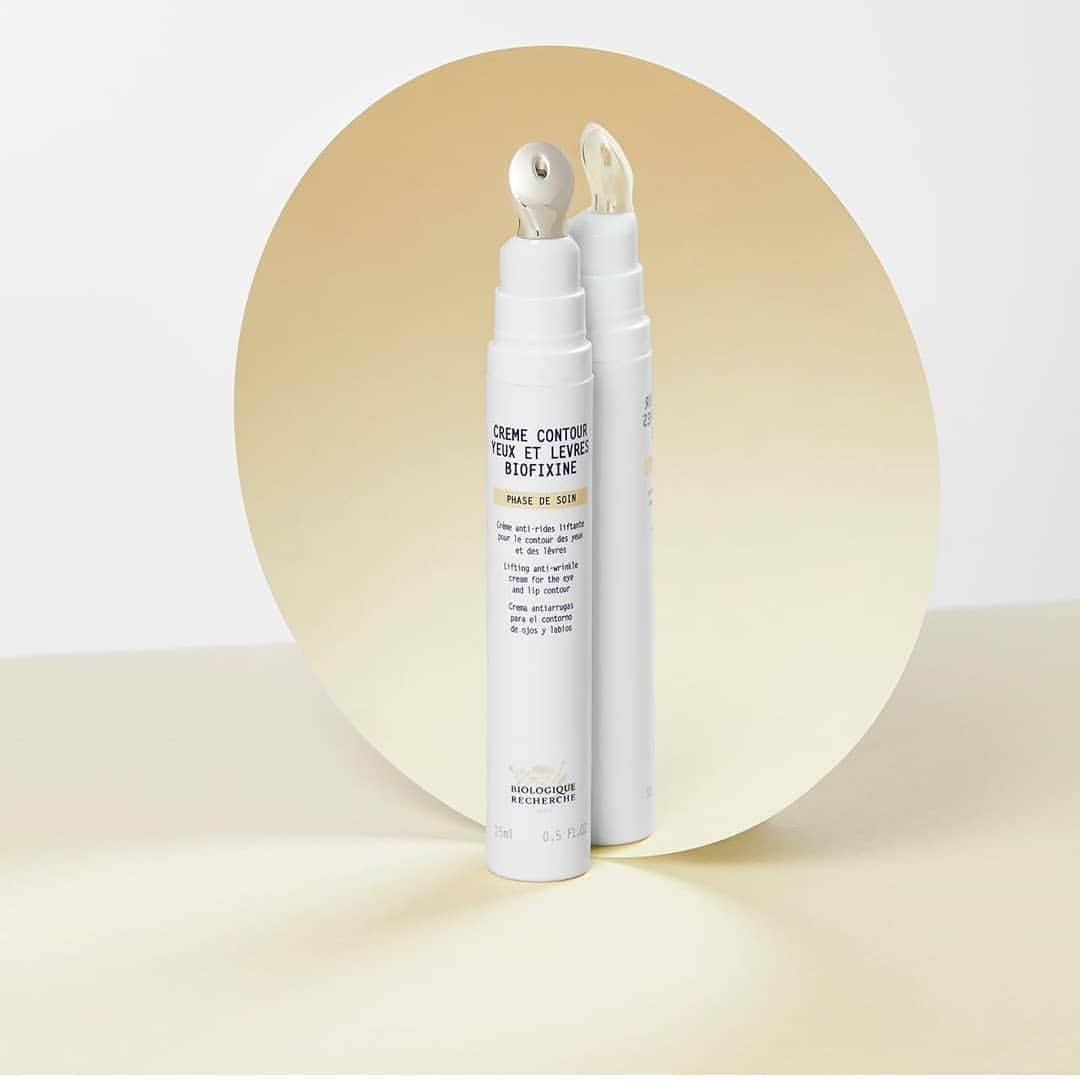 Biologique Recherche Russiaのインスタグラム：「Crème Contour des Yeux et Lèvres в новой упаковке✨ металлический аппликатор обеспечивает мгновенный «крио» эффект, стимулируя микроциркуляцию, снимая отеки и повышая эффективность формулы. Crème Contour des Yeux et Lèvres разглаживает и сокращает морщинки вокруг глаз и губ, делает контур губ более четким. Формула крема, богатая антиоксидантами, помогает защитить кожу от внешнего негативного воздействия и предотвратить старение кожи. #BiologiqueRecherche #BuildingBetterSkin #FollowYourSkinInstant #cremecontourdesyeux」