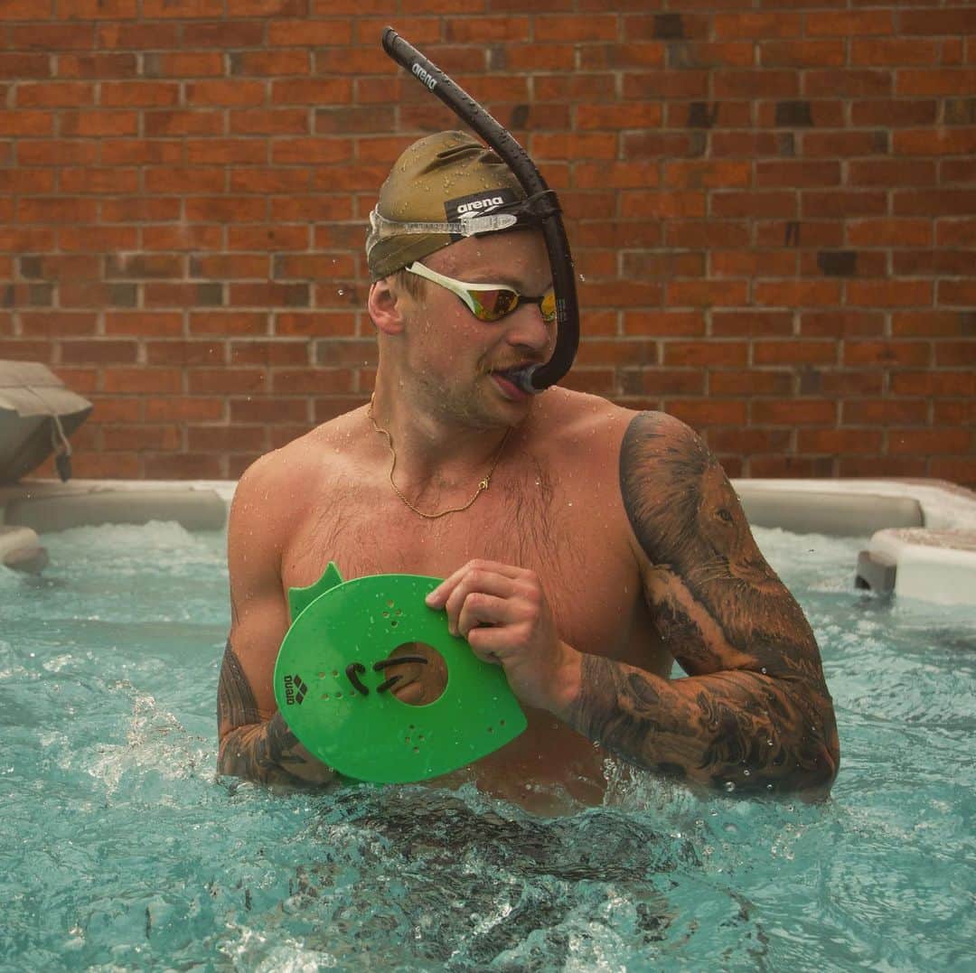 アダム・ピーティのインスタグラム：「Never thought I would be doing Vo2 sessions in my back yard! A huge thanks to @edwardbaxter98 for the connection with @bhtubs @jacuzziukspaandbath so I can train at home without putting people at risk. We don’t know when things will return to normal so this is a great tool to continue my training 🙌🏼🚀」