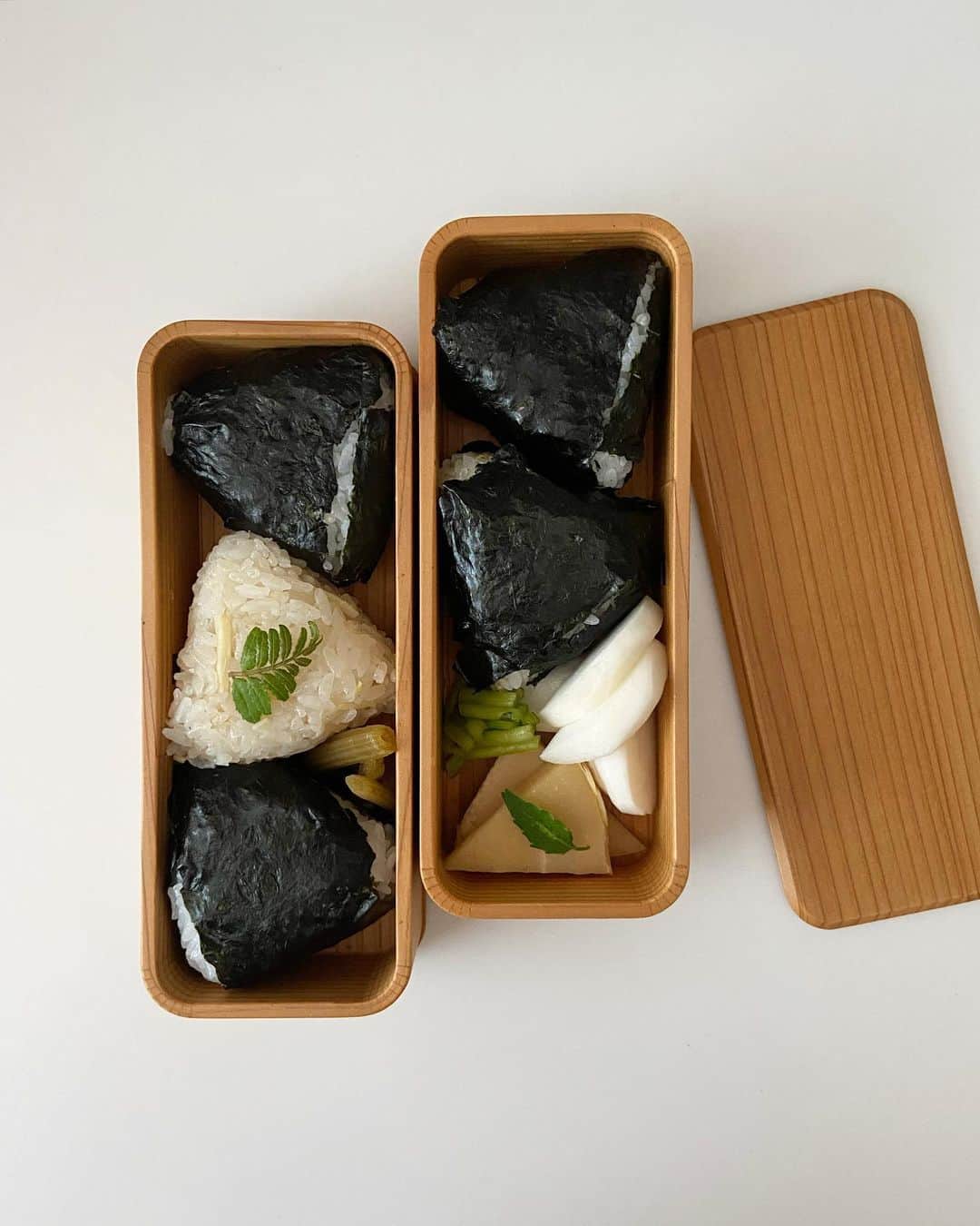 渡辺有子のインスタグラム：「今日のお弁当。またおにぎり弁当に戻りました！☺️」