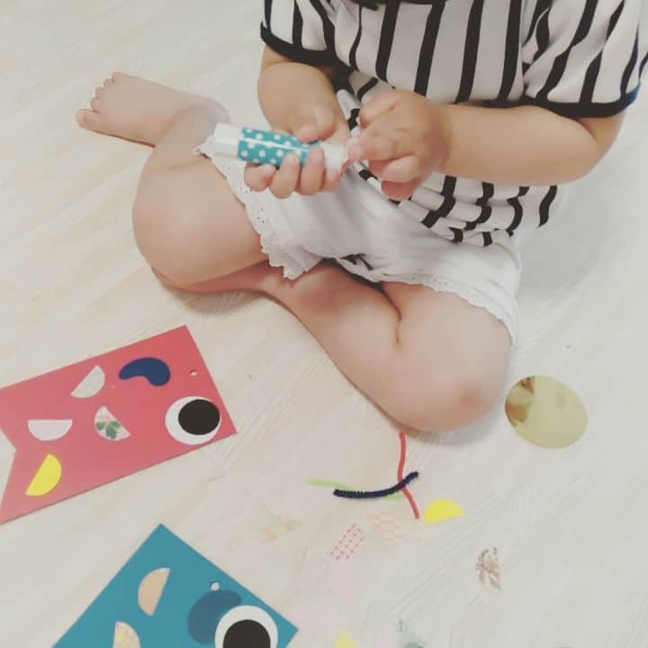 三枝亜紀のインスタグラム：「. . 今日のおうち時間は、こいのぼり作り！ . . 子育て支援センターの先生方が、「おうち時間が少しでも楽しくなるように」と、こいのぼり作成キットを配布して下さいました(^^) . . 神でしょ・・・（紙だけに♥）！(-д☆)ｷﾗｯ . . #こいのぼり #stayathome」