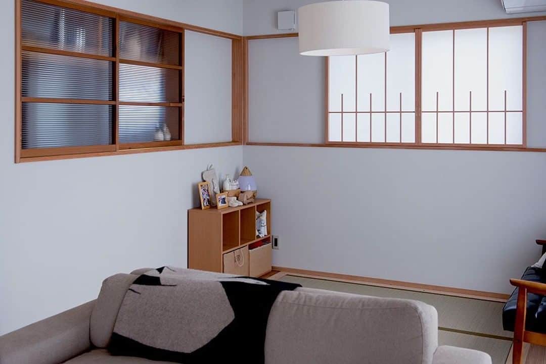 パパママハウスさんのインスタグラム写真 - (パパママハウスInstagram)「日本の伝統、障子と内窓を合わて。⠀ 組子のデザインも印象的です。⠀ 日本家屋の伝統をしっかりと受け継ぎながら、現在のアレンジを。⠀ －－－－－－－－－－－－－－－－⠀ ㅤㅤㅤㅤㅤㅤㅤㅤㅤㅤㅤㅤㅤ⠀ 暮らしを楽しむ家に⠀ @papamamanhouse ⠀ ㅤㅤㅤㅤㅤㅤㅤㅤㅤㅤㅤㅤㅤ⠀ －－－－－－－－－－－－－－－－ㅤㅤ⠀ ⠀ #パパママハウス ⠀ #papamamanhouse ⠀ #大好きな暮らしを ⠀ ㅤㅤㅤㅤㅤㅤㅤㅤㅤㅤㅤㅤㅤ⠀ #注文住宅  #リノベーション #住まい #オーダーメイドの家 #新築一戸建て #丁寧な暮らし #自由設計 #施工事例 #建築実例 #マイホーム計画中 #マイホーム #工務店 #家づくり #心地いい家 #古家具が似合う #リビング #和室 #間取りアイデア #襖 #障子 #内窓 #古民家 #昭和モダン #家づくりアイデア #暮らしを楽しむ #愛知 #名古屋」5月1日 21時00分 - papamamanhouse