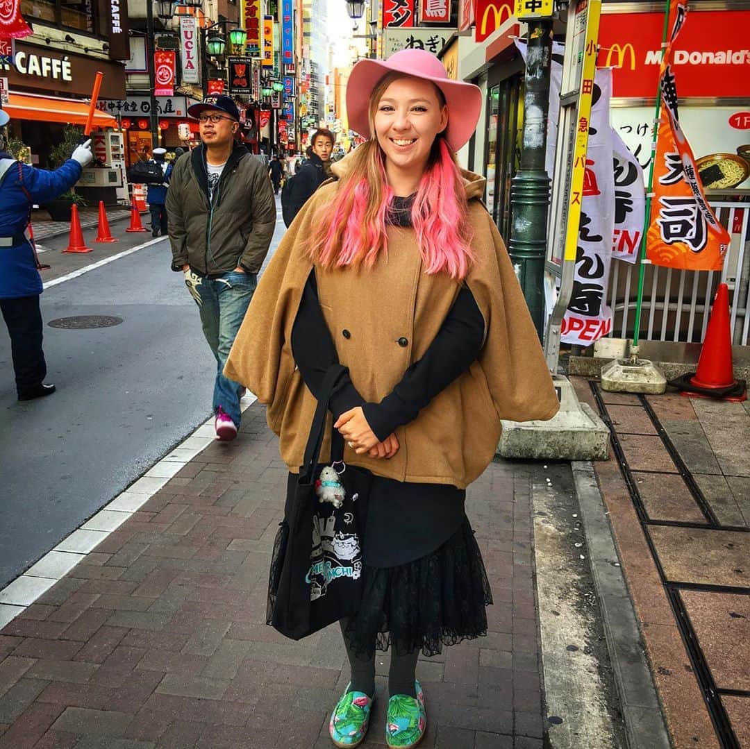 サイモンとマルティナのインスタグラム：「🎂Happy birthday to my superstar wife, Martina, who I’ve known for the majority of my adult life. You’re such an inspiration to me, such a motivation, and I wish you as much happiness as you can possibly handle. And hot damn if you don’t get more gorgeous every year I mean damn I wasn’t expecting that I can’t wait to see you when you’re 60 riaow!」