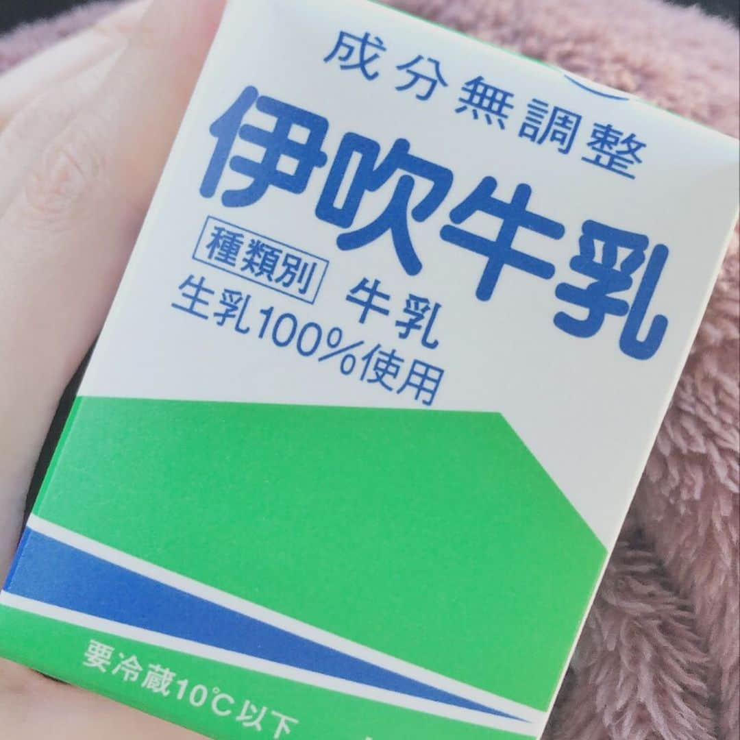 石原優衣さんのインスタグラム写真 - (石原優衣Instagram)「🥛 ﻿ ﻿ いろんな場所の牛乳飲むの好きなの🐄﻿ ﻿ ﻿ ちなみに成分無調整がすき🤍﻿ ﻿ ﻿ ﻿ 味全然違うんだよ！！！！ #こんな時こそ過去の写真を放出しよう #おうち時間 #stayhome﻿」5月1日 21時00分 - yuyu_ishihara