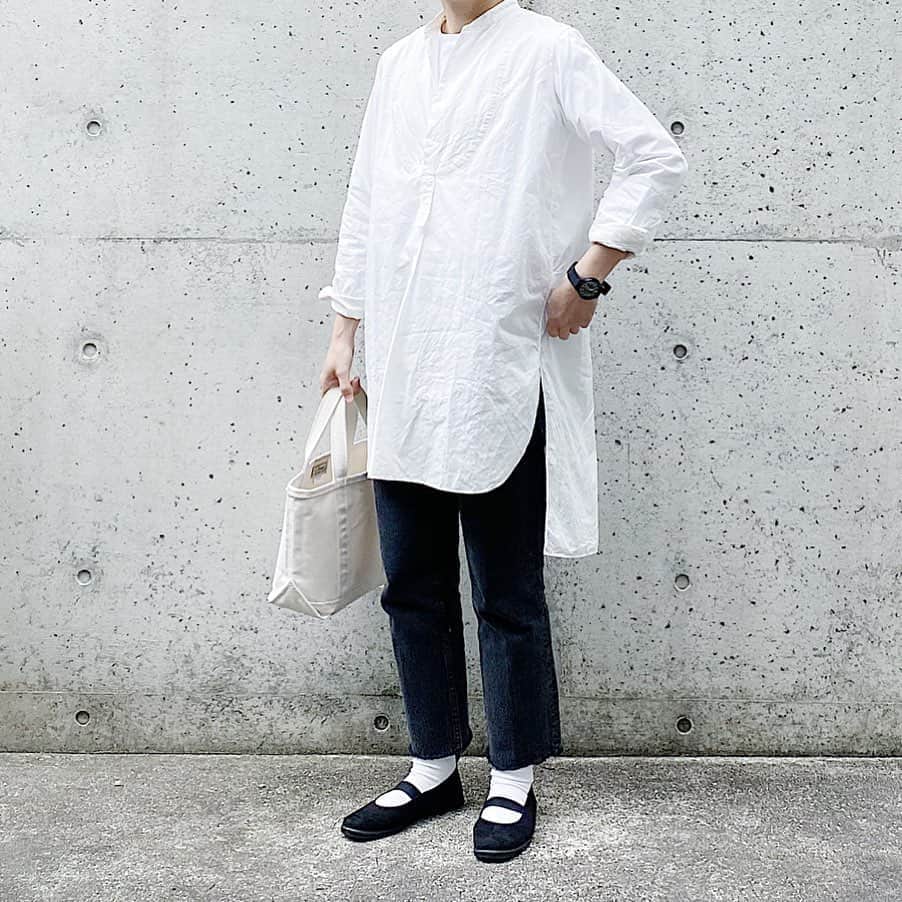 ryokoさんのインスタグラム写真 - (ryokoInstagram)「▪︎ . サイドのラインが好きな白のロングシャツ . . . shirt #airroomproducts bottoms #apc shoes #moonstarshoes  bag #llbean」5月1日 21時04分 - ryo___ka