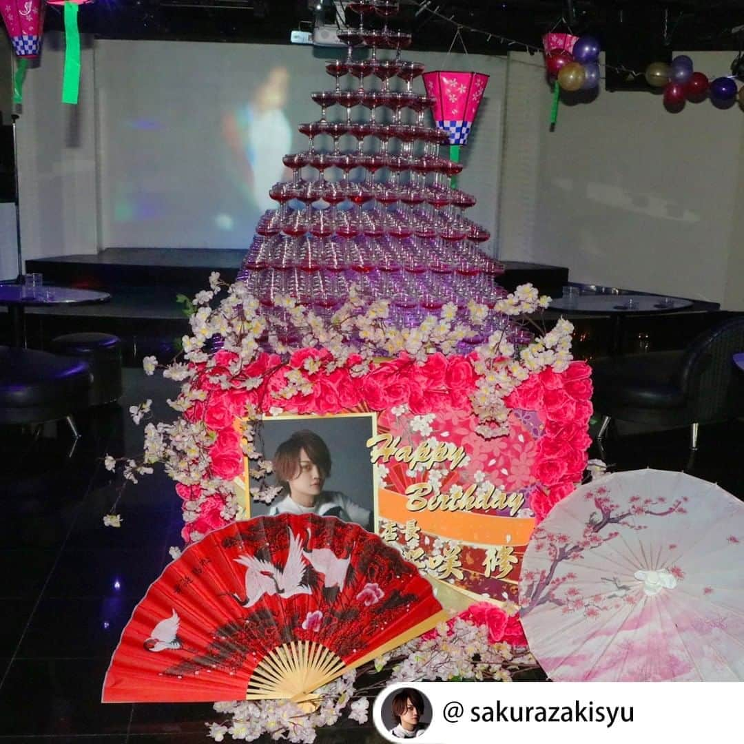 ホス キンのインスタグラム：「. 🍾ホストクラブのイベントシーン🍾 今回は『TOP1ONE』に在籍の桜咲 修さんです!! . 🎉HAPPYBIRTHDAY🎉 . TOP1ONEの店長😁桜咲 修さんの🎂BDイベントです!! . 桜🌸×和風に仕上がった半端なく美しいシャンパンタワー🍾  綺麗な扇と桜🌸模様の傘☂が  さらにシャンパンタワー🍾の美しさを引き立てています♫ . 桜咲 修さんお誕生日おめでとうございます🎊 . 桜咲 修さんのインスタはこちら💁‍♂ @sakurazakisyu . @hoskininfo . #ホスキン #TOP1ONE . #ホスト #ホストクラブ #イベント #水商売 #クラブ #イケメン #男前 # #お酒 #シャンパン #シャンパンタワー #バースデーケーキ #インスタ映え #ドンペリ #テキーラ . #大阪 #大阪ミナミ #ミナミ #心斎橋 #道頓堀 #宗右衛門町 #難波 #なんば . #hoskin #osaka #hostclub #followme」