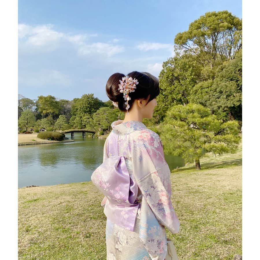 谷中麻里衣さんのインスタグラム写真 - (谷中麻里衣Instagram)「Missing kimono now that I can’t go out 💕 . 毎日お家ですっぴんルームウェア🏠 メイクや着付けの仕方、忘れちゃいそう🥺 . 写真は、数ヶ月前にお着物きたとき💕 自作の簪と🌸 . #着物 #小紋 #千總 #麻里衣きもの」5月1日 21時11分 - marieyanaka