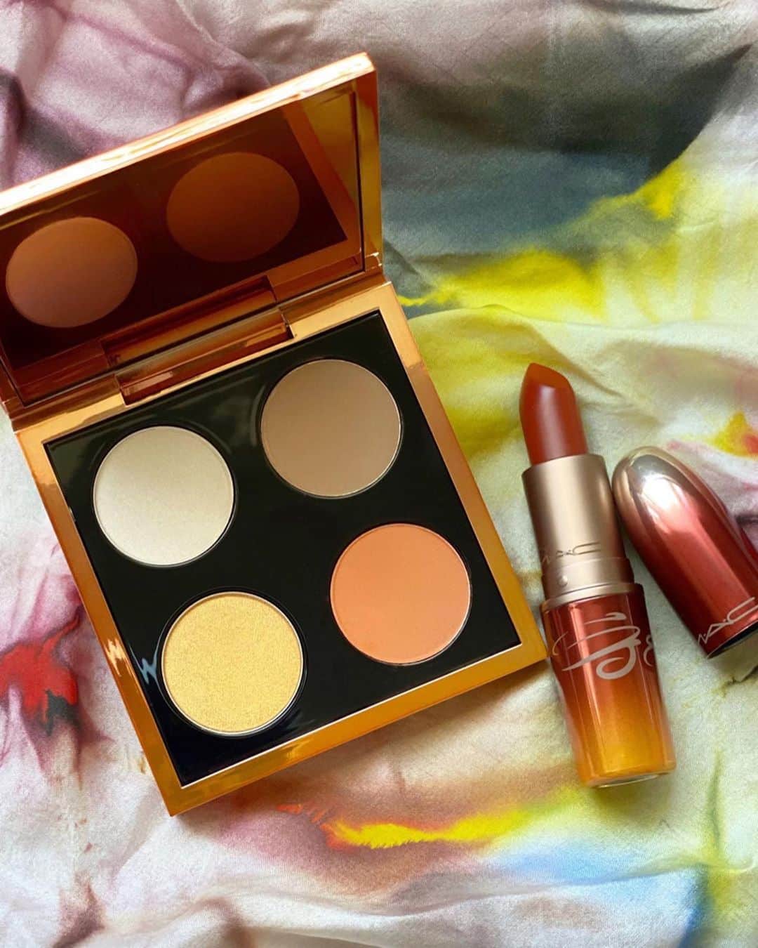 M∙A∙C Cosmetics Japanのインスタグラム：「新作コレクション #MACアーナーオブキングス から、オレンジとイエローのアイシャドウをチョイスして健康的に☀️朱赤のリップでワントーンメイクを楽しんで🧡 ★メイクルックは2枚目をチェック👉 ㅤ ↓↓使用製品↓↓ ・スモールアイシャドウ×4 ショウ ュエ (パレット右上) ウェッジ／アイホール (パレット右下) ルール／目尻、下まぶた (パレット左下) ゴールドマイン／目頭 ・リップスティック [マラケシュ]ㅤ ※公式オンラインショップ限定発売  ㅤ  ㅤ 【公式オンラインショップ限定特典】 ☑︎5/11(水) 23:59まで 8,250円(税込)以上ご購入でスプレータイプの化粧水、M·A·C プレップ プライム フィックス+ (30mL)をプレゼント *なくなり次第終了 ☑︎5/6(水) 23:59まで 全品送料無料 ☑︎初回ご購入のお客様へ10% OFFクーポンをプレゼント（クーポンコードwelcome）  ㅤ MAKE UP & MODEL BY RIE HIROO Regram from @macpro_tokyo  ㅤ #MACHonorOfKings #honorofkings #MACCosmeticsJapan #王者栄耀 #モバイルゲーム #MACCosmetics #MAC #MACコスメ #マックコスメ#コスメ #メイク #化粧品 #デパコス #コスメ部 #コスメマニア #コスメ好きさんと繋がりたい #メイク好きな人と繋がりたい #コスメ記録 #春メイク #春コスメ #新作リップ #新作コスメ #オレンジメイク #口紅 #MACリップ #リップ好き #アイパレット #アイシャドウ #アイメイク」