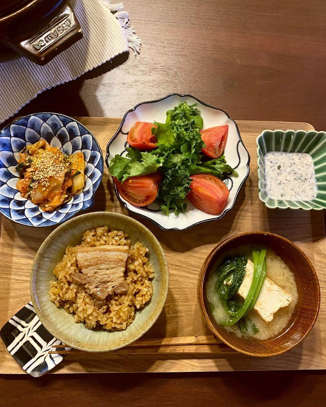 佐藤晴美さんのインスタグラム写真 - (佐藤晴美Instagram)「最近お肉を食べていなくて身体が欲してたので、お味噌と野菜と一緒にバランス良く☺️ #ケールとトマトのサラダ #横にあるのは手作り豆腐ドレッシング #温鍋で #煮豚の炊き込み玄米 #厚揚げとほうれん草の味噌汁 #キムチ #はるみん食堂」5月1日 21時06分 - sato_harumi__official