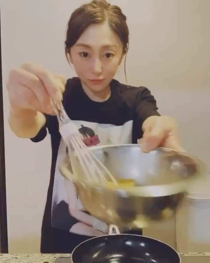 のインスタグラム：「昨日ワインひとりで飲んでたら地味に酔っ払ってたみたいで、カメラロールからこんな動画みつけたので編集✂︎してみました。 ポイントはオムレツが汚いところと最後に持ってる卵です。 (.あ、Tシャツも。) #オムレツチャレンジ #おうち時間」