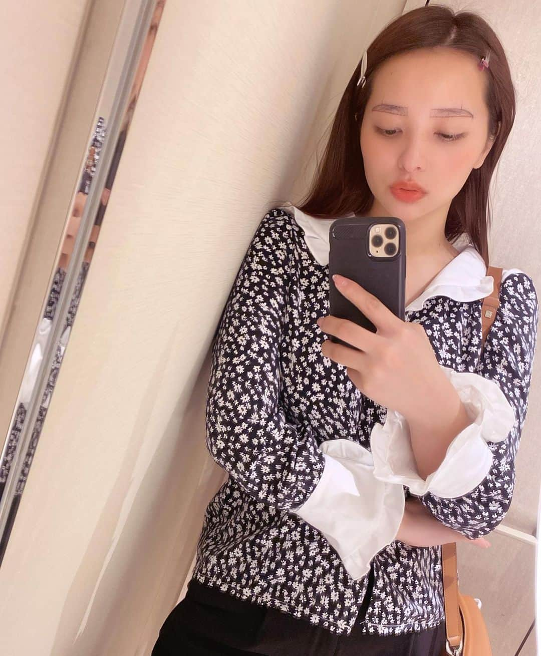 水崎綾女さんのインスタグラム写真 - (水崎綾女Instagram)「眉毛について質問があったのですが…4Dストロークと言うアートメイクしてます☺️☺️☺️ アートメイクって昔だと、海苔みたいなイメージしかなかったんだけど…笑。 一本一本描いてくれるから、本当に自然！！ 仕事柄、メイクを変えるのでパウダーで間を埋めないで薄めにお願いしました。自分の骨格に合わせて、黄金比率で調整してくれるのだけど…好みに合わせて、太くも細くも出来るし、高さも調節してもらえるよ！ わたしは自分の眉毛が薄いけど形がある方だから、間を埋めてもらう感じにしました☺︎☺︎☺︎ * * * @vb_medical_art (アートメイク) @venus_beautyclinic_ginza  @venus_beauty_clinic 👚 @_ruruofficial_ * * * #アートメイク #4Dストローク #眉毛　#eyebrow #ビューティー #beauty」5月1日 21時09分 - misakiayame