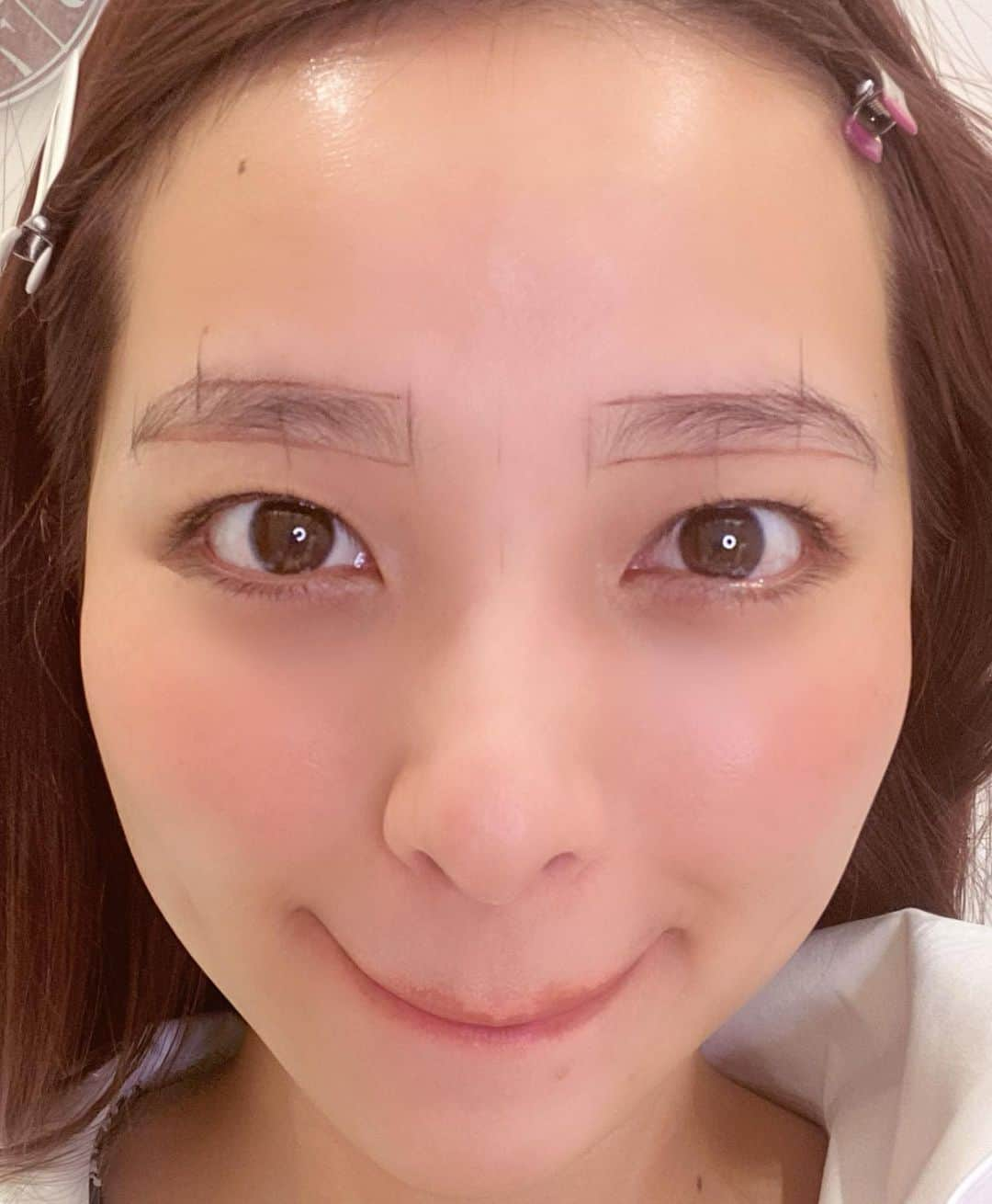 水崎綾女さんのインスタグラム写真 - (水崎綾女Instagram)「眉毛について質問があったのですが…4Dストロークと言うアートメイクしてます☺️☺️☺️ アートメイクって昔だと、海苔みたいなイメージしかなかったんだけど…笑。 一本一本描いてくれるから、本当に自然！！ 仕事柄、メイクを変えるのでパウダーで間を埋めないで薄めにお願いしました。自分の骨格に合わせて、黄金比率で調整してくれるのだけど…好みに合わせて、太くも細くも出来るし、高さも調節してもらえるよ！ わたしは自分の眉毛が薄いけど形がある方だから、間を埋めてもらう感じにしました☺︎☺︎☺︎ * * * @vb_medical_art (アートメイク) @venus_beautyclinic_ginza  @venus_beauty_clinic 👚 @_ruruofficial_ * * * #アートメイク #4Dストローク #眉毛　#eyebrow #ビューティー #beauty」5月1日 21時09分 - misakiayame