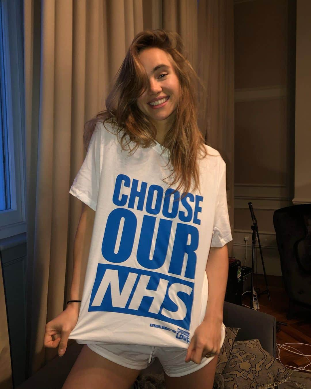 スキ・ウォーターハウスさんのインスタグラム写真 - (スキ・ウォーターハウスInstagram)「If you, like me, are in awe of our amazing carers and NHS workers who are currently holding the UK together, support them with these organic cotton @chooselove X @katherinehamnett t-shirts available right now via the link in Choose Love's bio. 100% profits will be donated to @thecareworkerscharity and @nhscharitiestogther #chooselove #chooseourcarers #chooseournhs 💫❤️」5月1日 21時19分 - sukiwaterhouse