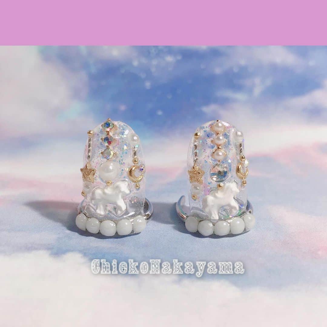 なかやまちえこのインスタグラム：「@stampnailring なかやまちえこ #ハンドメイド ネイルリング 💍⠀⠀ 数に限りがありますのと、1点1点手作りの為同じお色の組み合わせのデザインはありません☺️💕 ⠀ ご購入は @stampnailring  のプロフィールから販売サイトに飛んでいただくか、ストーリーから飛べます☺️☺️☺️⠀ ⠀ #リングネイル は指先に #リング をはめていただくのみの取り外し簡単に爪先のオシャレを楽しめる商品です✨⠀ #スタンピングネイルリング のアカウントのストーリーハイライトのところからショッピングサイトに飛べます！⠀ 全て一点のみのお造りとなりますので、よろしくお願い致します😌🙏🙏✨⠀ #nail #nails #nailart #ネイル #美甲 #ネイルアート  #japanesenailart #manucure #japanesenails #manicurist #gelnails #أظافر #네일아트 #vẽmóng #ngườiđẹp  #เพ้นท์เล็บ #искусствоногтя #artedeuñas #เพ้นท์เล็บเจล #ジェルネイルデザイン #ネイルデザイン #senikuku #nagelkunst #ゆめかわネイル #オーロラネイル #ゆめかわいい ⠀ ・意匠登録済（デザイン特許）STAMPNAIL ・実用新案登録済（使い方特許）STAMPNAIL」