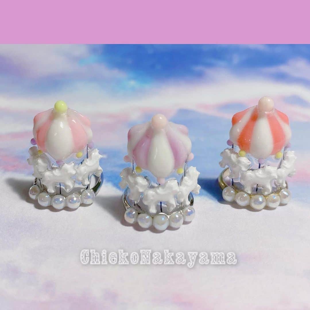 なかやまちえこのインスタグラム：「@stampnailring なかやまちえこ #ハンドメイド ネイルリング 💍⠀⠀ 前回初日に完売しましたmerrygoround🎠のリングをデザインを変えて追加しております😌🙏✨⠀ 数に限りがありますのと、1点1点手作りの為同じお色の組み合わせのデザインはありません☺️💕 ⠀ ご購入は @stampnailring  のプロフィールから販売サイトに飛んでいただくか、ストーリーから飛べます☺️☺️☺️⠀ ⠀ #リングネイル は指先に #リング をはめていただくのみの取り外し簡単に爪先のオシャレを楽しめる商品です✨⠀ #スタンピングネイルリング のアカウントのストーリーハイライトのところからショッピングサイトに飛べます！⠀ 全て一点のみのお造りとなりますので、よろしくお願い致します😌🙏🙏✨⠀ #nail #nails #nailart #ネイル #美甲 #ネイルアート  #japanesenailart #manucure #japanesenails #manicurist #gelnails #أظافر #네일아트 #vẽmóng #ngườiđẹp  #เพ้นท์เล็บ #искусствоногтя #artedeuñas #เพ้นท์เล็บเจล #ジェルネイルデザイン #ネイルデザイン #senikuku #nagelkunst #ゆめかわネイル #オーロラネイル #ゆめかわいい ⠀ ・意匠登録済（デザイン特許）STAMPNAIL ・実用新案登録済（使い方特許）STAMPNAIL」