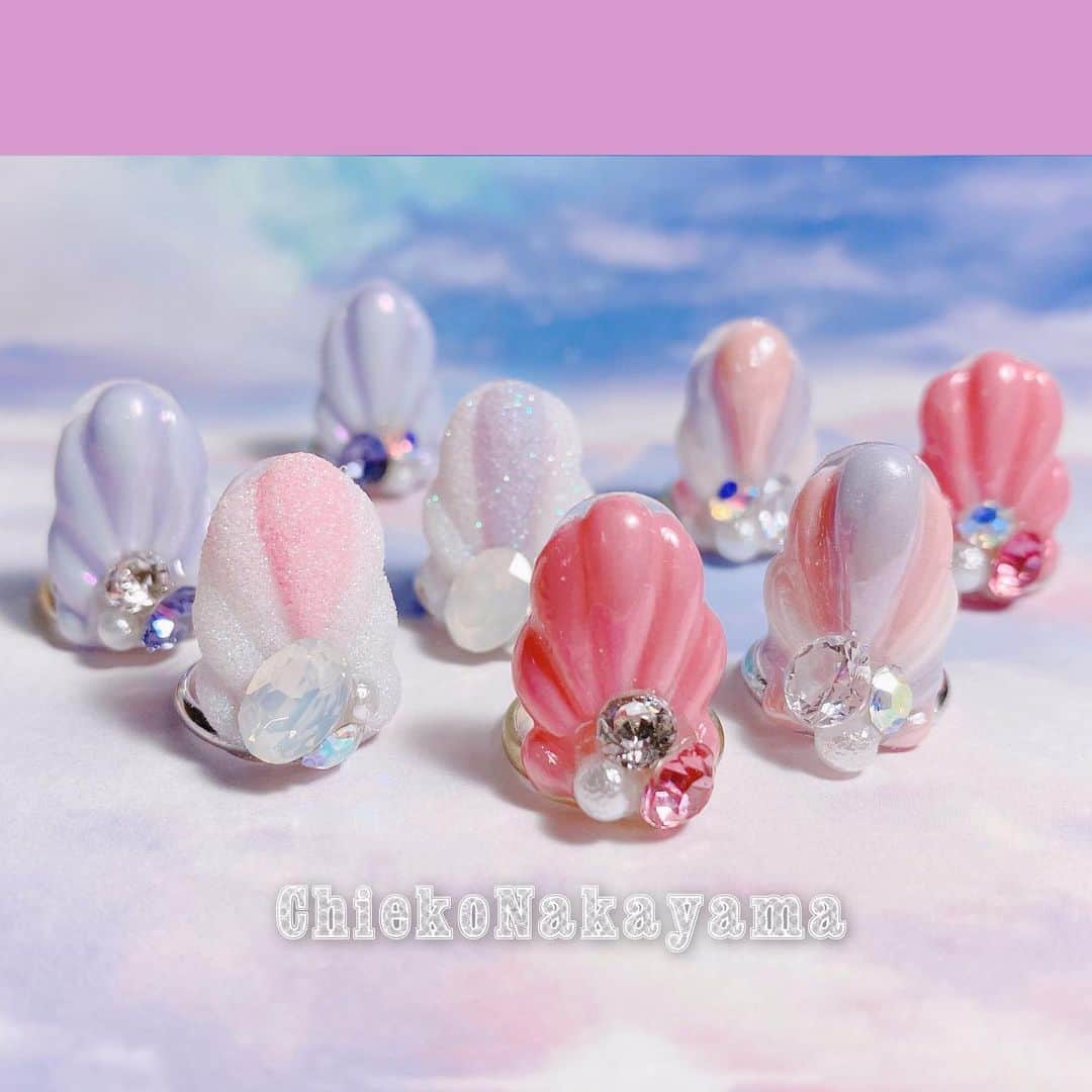 なかやまちえこのインスタグラム：「@stampnailring なかやまちえこ #ハンドメイド ネイルリング 💍⠀⠀ 貝殻ネイルは残り3つとなっております。こちらはしばらく再販しないデザインなので、夏に向けて気になる方はぜひに☺️✨ 数に限りがありますのと、1点1点手作りの為同じお色の組み合わせのデザインはありません☺️💕 ⠀ ご購入は @stampnailring  のプロフィールから販売サイトに飛んでいただくか、ストーリーから飛べます☺️☺️☺️⠀ ⠀ #リングネイル は指先に #リング をはめていただくのみの取り外し簡単に爪先のオシャレを楽しめる商品です✨⠀ #スタンピングネイルリング のアカウントのストーリーハイライトのところからショッピングサイトに飛べます！⠀ 全て一点のみのお造りとなりますので、よろしくお願い致します😌🙏🙏✨⠀ #nail #nails #nailart #ネイル #美甲 #ネイルアート  #japanesenailart #manucure #japanesenails #manicurist #gelnails #أظافر #네일아트 #vẽmóng #ngườiđẹp  #เพ้นท์เล็บ #искусствоногтя #artedeuñas #เพ้นท์เล็บเจล #ジェルネイルデザイン #ネイルデザイン #senikuku #nagelkunst #ゆめかわネイル #オーロラネイル #ゆめかわいい ⠀ ・意匠登録済（デザイン特許）STAMPNAIL ・実用新案登録済（使い方特許）STAMPNAIL」