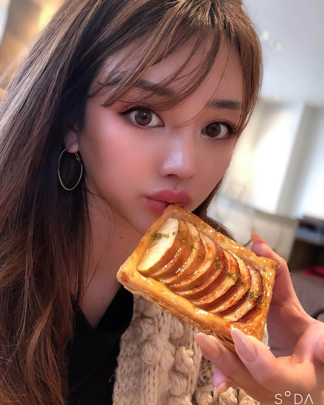 森本あやかさんのインスタグラム写真 - (森本あやかInstagram)「スィーツは好きやけどクリームは苦手。笑﻿ ﻿ ショートケーキは苦手やけど﻿ シフォンケーキは好き。﻿ ﻿ アップルパイ🍎もクリームが入ってない﻿ サクサクのシナモン香るのが好き。﻿ ﻿ わかる人おる？☺︎笑﻿ ﻿ #alaringo #アラリンゴ #あらりんご #アップルパイ #クリーム苦手 #甘過ぎるのも苦手 #シナモン好き #ショートケーキ　#シフォンケーキが好き周り #あやまろグルメ #三ノ宮カフェ #三ノ宮 #神戸」5月1日 21時15分 - ayachi0120