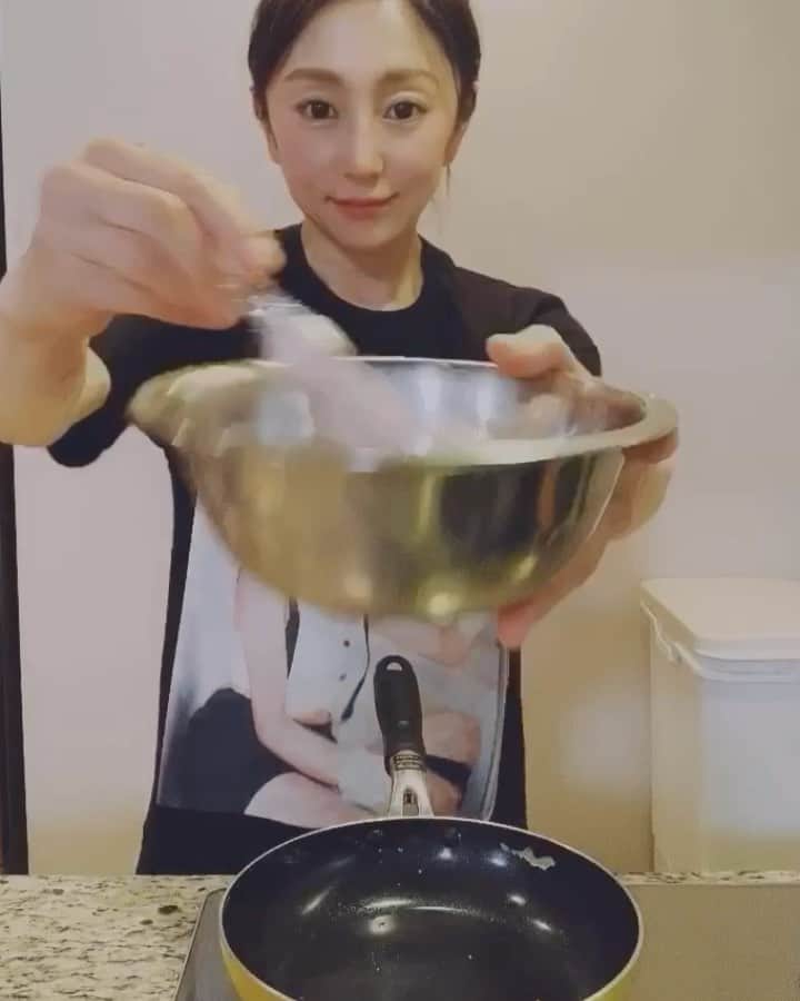のインスタグラム：「続き。 昨日いったい何個卵食べたんだろう。。 ポイントは最後！前回失敗したやつにしらすトッピングして、2回目はケチャップ味付けにしているところです。 どんなときでもオムレツ作るとき動画とる習慣w #写真みて気づくあるある #オムレツチャレンジ #おうち時間」