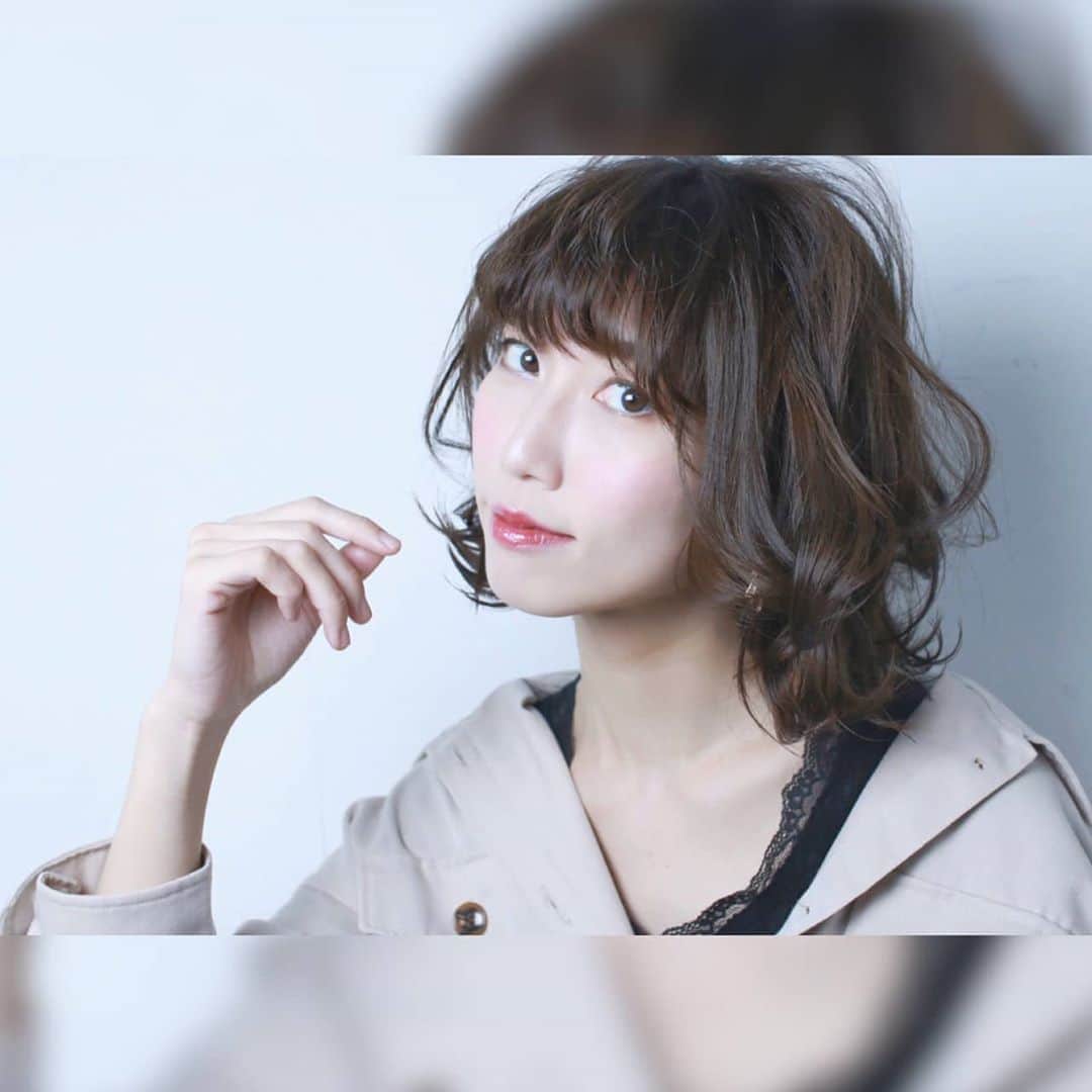 板野優花さんのインスタグラム写真 - (板野優花Instagram)「【ご報告】 本日2020年5月1日付けでわたくし板野優花は ディスカバリーネクスト に所属する運びとなりました。 関西のみならず関東方面でも幅広く活躍したいと思い 今回こちらの事務所にて新たなスタートをさせていただきます。 ・ 今までフリーランスとしてお仕事をくださった案件などにつきましては引き続き、今までと変わらずご対応させていただきます。 また、新規でのご依頼も事務所への確認が必要にはなりますが、禁止などの制限はなく対応させていただくことができますので、ぜひお声かけください。 ・ コロナウイルスの影響もあり、具体的な活動などはまだまだ先にはなりますが、また嬉しいご報告ができることを楽しみにしております。 日々苦しい生活を送られている方も多くいらっしゃいます。 この時期を共に乗り越え、楽しく明るい未来をファンの皆様と迎えられることを心より願っております。 ・ そして、これからも引き続き変わらぬご声援を賜りますようお願い申し上げます。 ・ 板野優花 ・ P.S 本当に昨年末は苦しい時期もあり、時には｢もう芸能のチャンスなんてない｣と言われ、心が折れそうになったこともありました。 それでもめげずに見返してやろうと、自分で自分の限界を決めず、無理だと思っても挑み続け、掴んだ新しいチャンスです。 支えてくれた人や、私の活躍を待ってくれた人、たくさんの方に応援していただいて、やっとここまで来たのでこのチャンス逃さぬよう、これからも邁進あるのみです！ ・ サロン様--✄ES西梅田 スタイリストさん--✄@milcos5 さん ・ #ディスカバリーネクスト #es西梅田 #大阪美容室 #西梅田 #サロンモデル #関西美容室 #関西サロンモデル #サロモ #美容室 #アッシュカラー #アッシュ #ポートレート #ヘアメイク #伸ばしかけヘア #外ハネ #オフショル #おしゃれさんと繋がりたい #おしゃれが好き #カメラマンさんと繋がりたい  #カメラ女子と繋がりたい #モデル依頼受付中 #サロンモデル依頼受付中 #美容師さんと繋がりたい」5月1日 21時16分 - yuka_itano