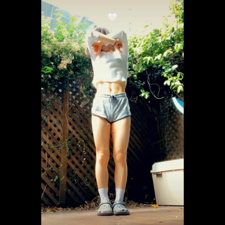 のインスタグラム：「寝起きしあら👸🏽🌷💤@ciara  #lullaby#ciara #寝起きで首飛ばすやつ」
