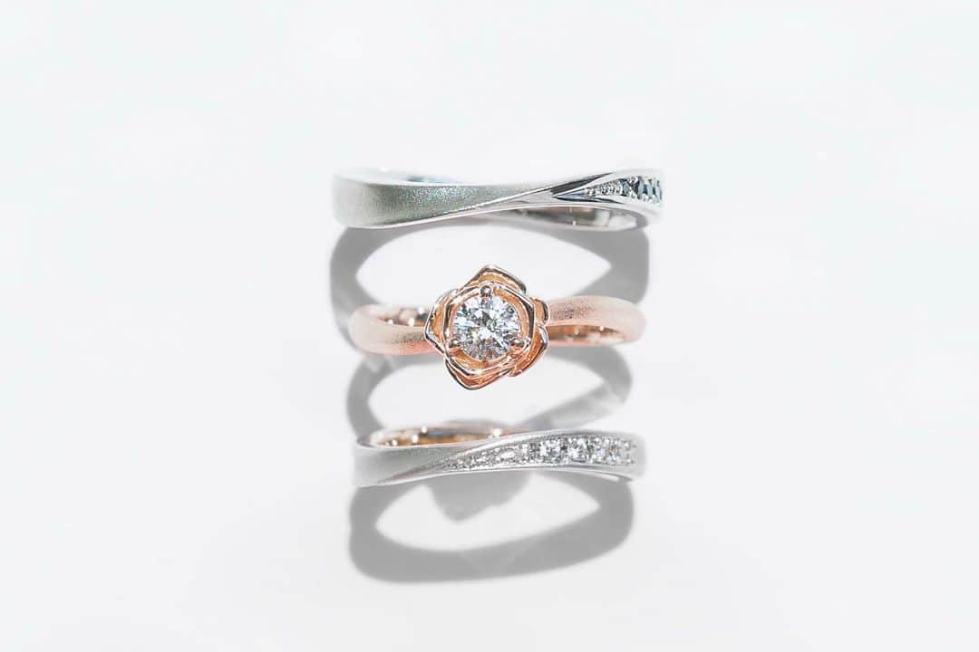 結婚指輪・婚約指輪『Hamri(ハムリ)』さんのインスタグラム写真 - (結婚指輪・婚約指輪『Hamri(ハムリ)』Instagram)「@hamri_omotesando ・ ・ ・ Hamriでは、#バラ の花を一面に咲かせて春の模様替えをいたしました🌹 ・ ・ 模様替えと合わせて、イメージの写真も撮影📸 ・ ・ ツルツルの鏡面加工も素敵ですが、マット加工にすることでデザインにグッと魅力が出ます💍 ・ ・ Hamriではデザインのご相談だけでも、LINEからご自宅でお気軽に出来ますので是非ご利用くださいませ😄💕 ・ ・ Hamriでは、感染対策としましてご予約数と時間を調整しながらご案内をしております。また、サンプルや室内等のアルコール消毒を徹底しております。 ・ ・ おふたりとご相談をした上で、ご来店頂くことなくオンラインやテレビ電話での、指輪のお手伝いもさせて頂きますのでご遠慮なくDMやメール等お待ちしております☺️❣️ ・ ・ どんなときでも、お互いを側に感じる、ふたりの絆になる指輪を❤️ ・ ・ #エタニティリング ・ ・ "ふたりらしい指輪をお届けします" ・ #カラーダイヤモンド #ダイヤモンド #誕生石 #フォトアルバム #ウェディングムービー ・ お互いのために作る指輪は、購入することでは味わえない感動と愛が生まれます。 ふたりの指輪を合わせると、ふたりの世界が１つになる愛着あふれる指輪。 ・ ＊＊＊＊＊＊＊＊＊＊ ・ 無料相談受付中 Hamriのアカウントからホームページへ @hamri_omotesando ・ @ringraph_official ・ @mynavi_wedding ・ @mwd_jewelry ・ ＊＊＊＊＊＊＊＊＊＊ ・ #結婚指輪 #husbandandwife  #結婚指輪💍 #マリッジリング #プレ花嫁 #婚約指輪 #エンゲージリング #表参道 #ウエディングフォト #指輪デザイン #weddingring #ordermade  #結婚指輪 #前撮り #design #指輪探し #ウェディング #花嫁 #ダイヤモンド #結婚準備 #プロポーズ  #結婚指輪探し #hamri #ハムリ」5月1日 21時27分 - hamri_omotesando