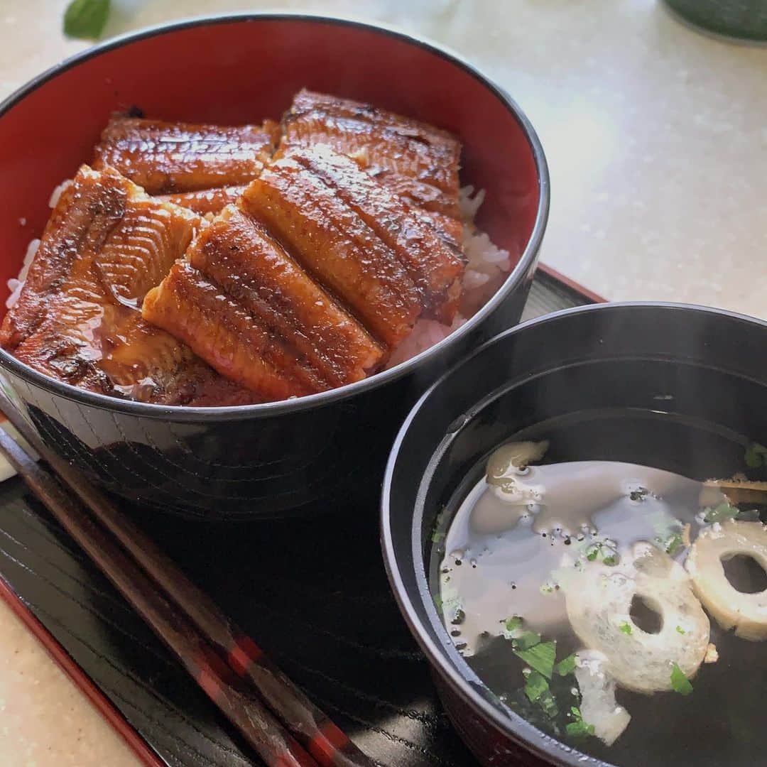 水谷雅子さんのインスタグラム写真 - (水谷雅子Instagram)「今日の名古屋も暑かったですよね☀️ 庭の水やりの時も日差しが強くて真夏並みの暑さでバテそう💦 暑い時はスタミナあるものを食べないとね！ お昼はお家で鰻丼を食べましたよ！ 冷凍食品のSLクリエーションズ Z's MENU「日本うなぎの長焼き」 冷凍とは思えないほどふっくらとして美味しい鰻でしたよ😋❤️ #SLCreations #slcreations  #エスエルクリエーションズ #シュガーレディ#sugarlady #冷凍食品#宅配冷凍食品#品質こだわり #時短晩御飯#温めるだけ#お昼ご飯  #安心安全#無添加#z's-menu #水谷雅子#水谷雅子beautybook50の私 @slcreations_official」5月1日 21時21分 - mizutanimasako
