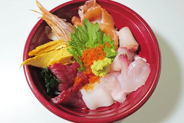 福岡グルメ 福岡ランチ「デビログ」さんのインスタグラム写真 - (福岡グルメ 福岡ランチ「デビログ」Instagram)「住吉にあるすし・魚処『#のへそ 』博多店で「海鮮丼」と「天丼」をテイクアウト。 ランチで人気の「海鮮丼」がテイクアウトできるよ。 海老、マグロ、サーモン、カンパチなど6種類が入って1,000円(税込)✌️😄 ここは寿司屋なのでシャリが酢飯やった。 「#寿司屋の天丼 」は海老天2尾、自家製半熟卵、魚2種、野菜4種が入って1,000円(税込) なかなかボリュームがあってこの価格はお得やね🙆‍♂️ 近所ならデリバリーもしてもらえるようだ。 PayPay(ペイペイ)も使える。 . #すし魚処のへそ博多店 #福岡市博多区住吉 2-4-7 レジデンス博多 108 092-260-1941 11:30～19:00 ※営業時間が変わっています。 定休日：水曜日 . #福岡テイクアウト #テイクアウト福岡 #おもちかえりなさい福岡 #おもちかえりなさい #キリンビール #一番搾り #生ビール #pr #福岡 #博多 #fukuokapics #fukuoka #fukuokacity #hakata #fukuokagourmet #福岡グルメ #福岡ランチ #福岡ごはん #福岡ご飯 #食べログ福岡 #福岡飯 #福岡食べ歩き #福岡インスタグルメ #インスタグルメ福岡 #福岡海鮮丼 #すし魚処のへそ」5月1日 21時23分 - devi_takahashi