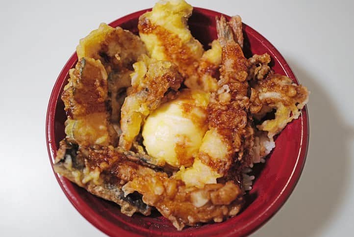 福岡グルメ 福岡ランチ「デビログ」さんのインスタグラム写真 - (福岡グルメ 福岡ランチ「デビログ」Instagram)「住吉にあるすし・魚処『#のへそ 』博多店で「海鮮丼」と「天丼」をテイクアウト。 ランチで人気の「海鮮丼」がテイクアウトできるよ。 海老、マグロ、サーモン、カンパチなど6種類が入って1,000円(税込)✌️😄 ここは寿司屋なのでシャリが酢飯やった。 「#寿司屋の天丼 」は海老天2尾、自家製半熟卵、魚2種、野菜4種が入って1,000円(税込) なかなかボリュームがあってこの価格はお得やね🙆‍♂️ 近所ならデリバリーもしてもらえるようだ。 PayPay(ペイペイ)も使える。 . #すし魚処のへそ博多店 #福岡市博多区住吉 2-4-7 レジデンス博多 108 092-260-1941 11:30～19:00 ※営業時間が変わっています。 定休日：水曜日 . #福岡テイクアウト #テイクアウト福岡 #おもちかえりなさい福岡 #おもちかえりなさい #キリンビール #一番搾り #生ビール #pr #福岡 #博多 #fukuokapics #fukuoka #fukuokacity #hakata #fukuokagourmet #福岡グルメ #福岡ランチ #福岡ごはん #福岡ご飯 #食べログ福岡 #福岡飯 #福岡食べ歩き #福岡インスタグルメ #インスタグルメ福岡 #福岡海鮮丼 #すし魚処のへそ」5月1日 21時23分 - devi_takahashi