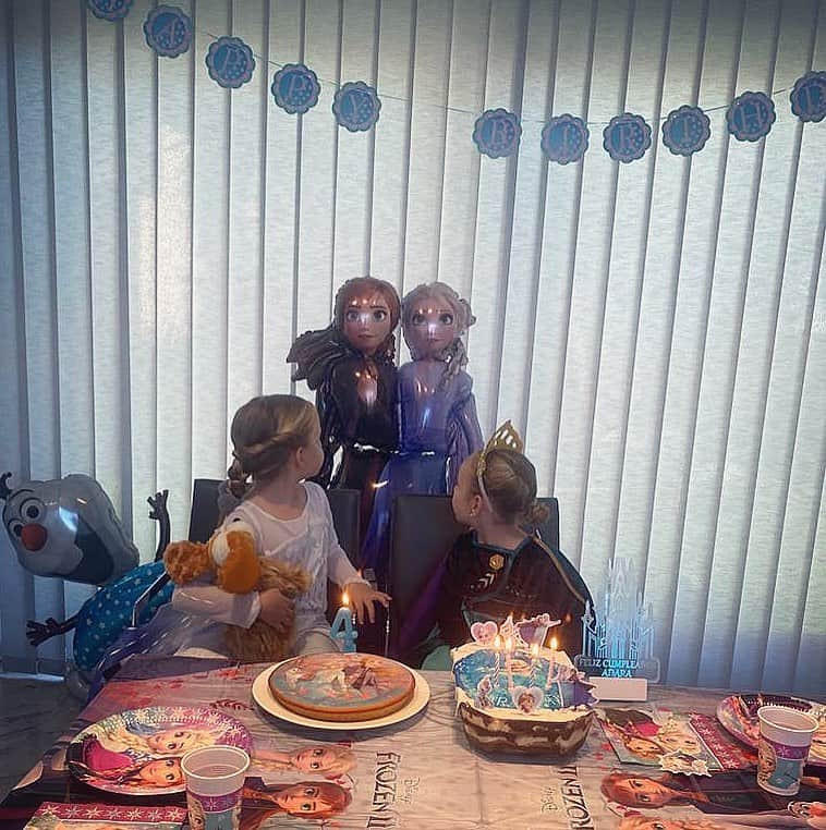 イヴァン・ラキティッチのインスタグラム：「Feliz cumpleaños hija.!😍🎂 te queremos muchísimo princesa ❣️ #miprincesaadara⭐️」