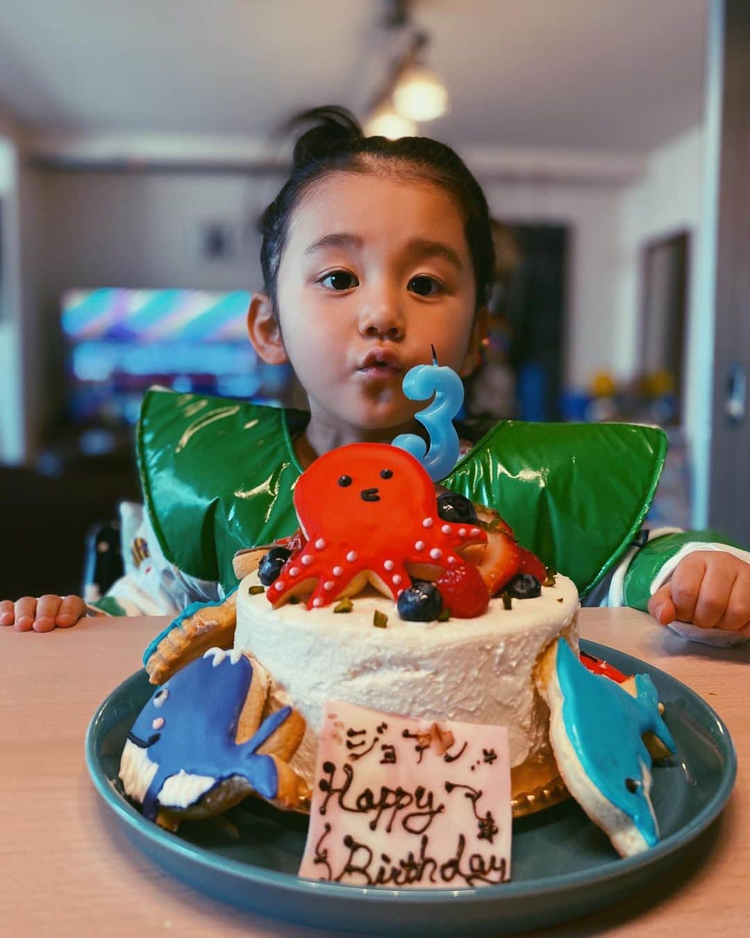 Saki さんのインスタグラム写真 - (Saki Instagram)「ジョアンが今一番ハマってる﻿ #海の生き物　🐬🐙🐠🦈🦑🐡🐳﻿ 口癖はチョウチンアンコウです😂﻿ ﻿ 初めての　#アイシングクッキー　で﻿ ヘタやけどまぁなにか分かるぐらいの﻿ クオリティに出来ました🎂🐳笑﻿ ﻿ 嬉しそうな反応見れて✨🥺﻿ パパと協力して頑張った甲斐があったね✌️﻿ ﻿ ﻿ #お誕生日おめでとう　#誕生日ケーキ　﻿ #3歳 #happybirthday 🎉🎂🎁﻿ #3歳0ヶ月 #生後36ヶ月  #お誕生日　﻿ #3yearold #3rdbirthday #happy3rd ﻿  #toystory #Jessie #buzz #親バカ #男の子 #男の子ママ #息子 #ママリ  #キッズモデル #ロン毛男子 #kids  #myson #mama #mamalife  #kidsphoto」5月1日 21時29分 - saki1011