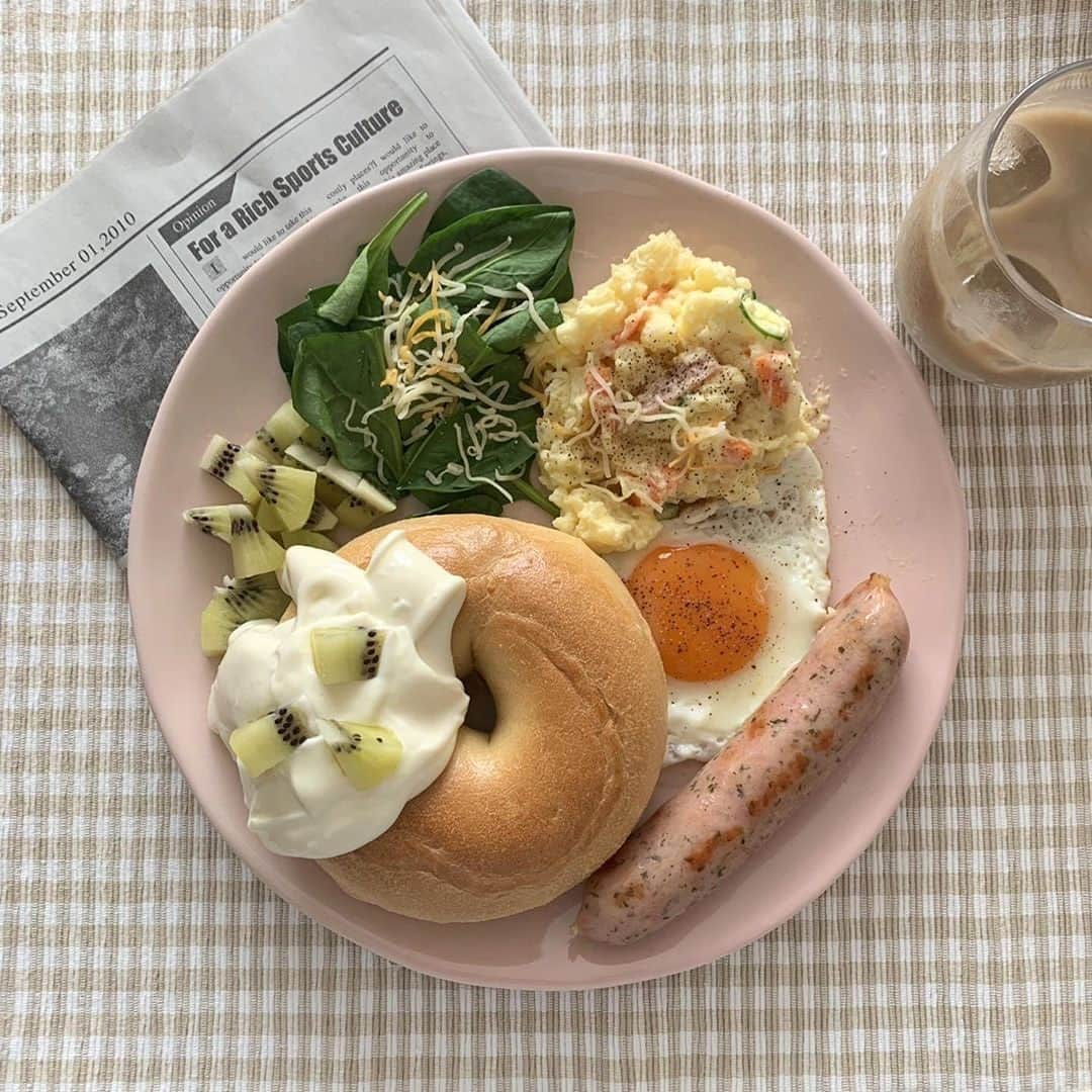 PATRA magazineさんのインスタグラム写真 - (PATRA magazineInstagram)「5/1♡スワイプしてね👉「モーニングプレートを作ってみよう🍳💓」⠀ .⠀ フルーツやパン、野菜などバランスよく彩り豊かに並べるモーニングプレート🍓♡⠀ .⠀ 盛り付け方をこだわるだけで、とってもおしゃれな朝ごはんに♪⠀ .⠀ みんなも時間のある朝に挑戦してみてね◎⠀ .⠀ Thank you 🌹⠀ @suzylily._ / @cepo_yumin⠀ @iam121mai / @___reimm.74⠀ @pinacafe2919⠀ .⠀ 今女の子の中で流行っているコトやITEMがあればPATRAをタグ付けして教えてね❤︎⠀ 皆さんのすてきな投稿をぜひ紹介させてください！⠀ .⠀ #PATRA #お家時間 #おうち時間 #お家カフェ #手作り #アレンジ  #トースト #アレンジトースト #韓国カフェ風 #モーニング #インスタ映え #フォトジェニック #おすすめ #話題 #イチオシ #ワンプレート #朝ご飯 #朝ごはん #ブレックファースト #ワンプレートご飯⠀」5月1日 21時30分 - patra__jp