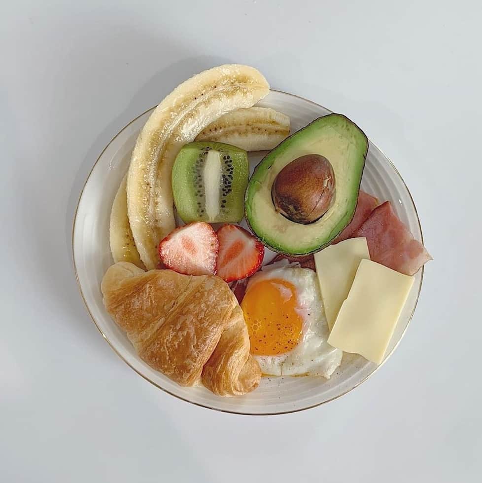 PATRA magazineさんのインスタグラム写真 - (PATRA magazineInstagram)「5/1♡スワイプしてね👉「モーニングプレートを作ってみよう🍳💓」⠀ .⠀ フルーツやパン、野菜などバランスよく彩り豊かに並べるモーニングプレート🍓♡⠀ .⠀ 盛り付け方をこだわるだけで、とってもおしゃれな朝ごはんに♪⠀ .⠀ みんなも時間のある朝に挑戦してみてね◎⠀ .⠀ Thank you 🌹⠀ @suzylily._ / @cepo_yumin⠀ @iam121mai / @___reimm.74⠀ @pinacafe2919⠀ .⠀ 今女の子の中で流行っているコトやITEMがあればPATRAをタグ付けして教えてね❤︎⠀ 皆さんのすてきな投稿をぜひ紹介させてください！⠀ .⠀ #PATRA #お家時間 #おうち時間 #お家カフェ #手作り #アレンジ  #トースト #アレンジトースト #韓国カフェ風 #モーニング #インスタ映え #フォトジェニック #おすすめ #話題 #イチオシ #ワンプレート #朝ご飯 #朝ごはん #ブレックファースト #ワンプレートご飯⠀」5月1日 21時30分 - patra__jp