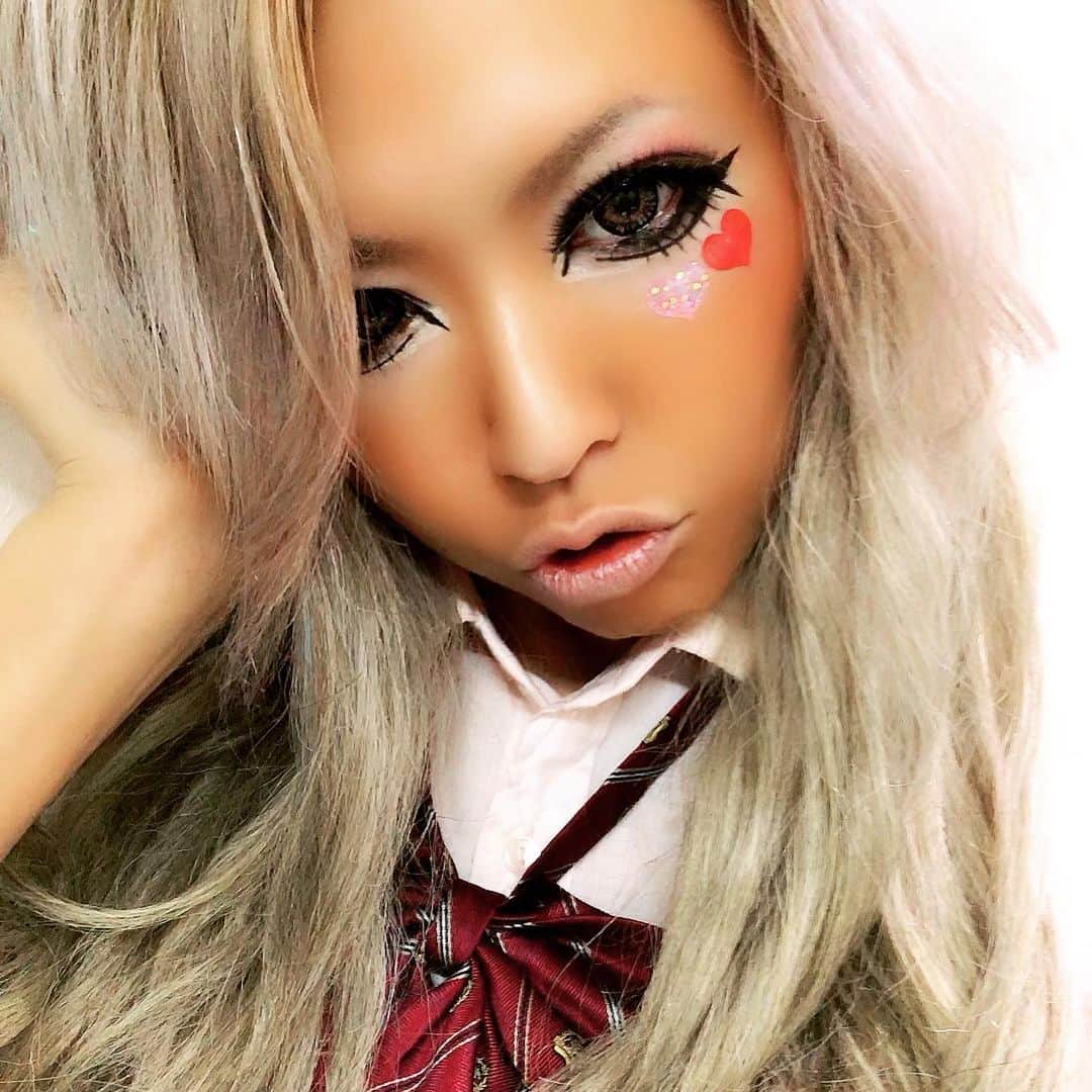 RISAのインスタグラム：「マンバ🌺🌺🌺 結構、本気で街中歩きますが。。。何か？笑  ちなみに全部、パラパラの出番前。笑笑 東洋ショーさんで楽しかった時でした😆😆😆 今度は２周年作出すんだ😆🐰✨ #ギャル#黒ギャル#マンバ #パラパラ #東洋ショー劇場 #まだまだこれから #早くおどりたい」