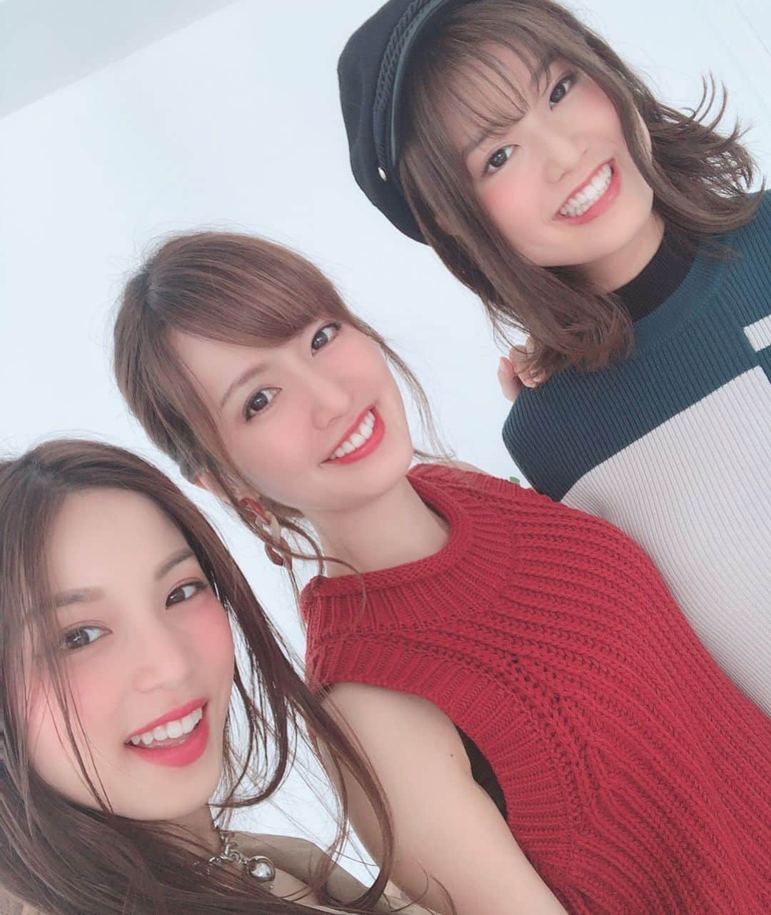 浜田真衣のインスタグラム：「大切な人たちを守るためにも、 今は辛抱の時だね😖！！！ また必ず、直接会って楽しめる日がくるから｡・:＋° #浜田真衣 #monaカフェ #撮影 #撮影裏」