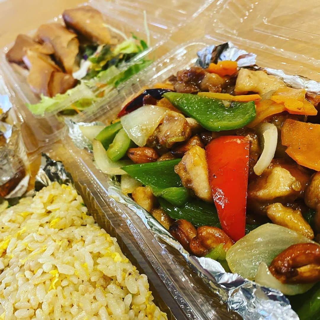 のインスタグラム：「【名古屋テイクアウト 15】中国料理 祥和（桜山） どんなメニューを注文してもハズレがなく、名古屋に数ある町中華のなかでも上位に入ると、個人的に確信している店🙆‍♂️麺類以外はテイクアウト対応とのことで、今回は麻婆豆腐、鶏肉のカシューナッツ炒め、炒飯、春巻きを食卓に並べました。  昭和区阿由知通5-11 下田ビル1F 052-853-5018  #昭和区 #テイクアウト #昭和区テイクアウト #名古屋テイクアウト #中国料理祥和 #祥和 #中国料理 #中華料理 #麻婆豆腐 #鶏肉のカシューナッツ炒め #炒飯 #春巻き #おうちご飯 #メーテレ #アナウンサー #倉橋友和 #倉めし #倉めしテイクアウト #3密を避けて #stayhome #stayathome #コロナに負けるな」