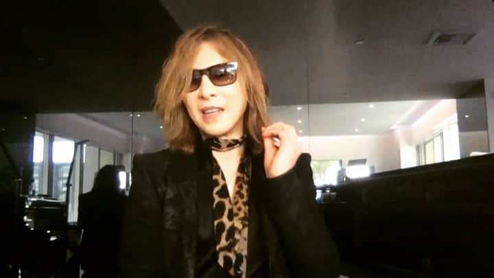 のインスタグラム：「I put eggs into my microwave then...EXPLODED😱 I'm so incapable when it comes to house work. I don't know how to turn on my electric fxxkin stove.  #電子レンジに卵を入れたら爆発した。。😂 #家事が何もできないYOSHIKI  #StayHOME #StayingHomeAlone #YOSHIKI #XJAPAN  ちなみに明日は #YOSHIKICHANNEL 【5月2日(土)19時～生放送決定】#HIDE MEMORIAL -  HIDE さんの命日である5月2日に#YOSHIKI によるLAから3回目のセルフ配信決定！ https://ch.nicovideo.jp/yoshikiofficial  TOMORROW!【5/2(Sat)7pm～LIVE】 #HIDE MEMORIAL - #YOSHIKI's 3rd Self-broadcast from home in #LA on #HIDE's memorial day! https://yoshiki.net/YCI.html」