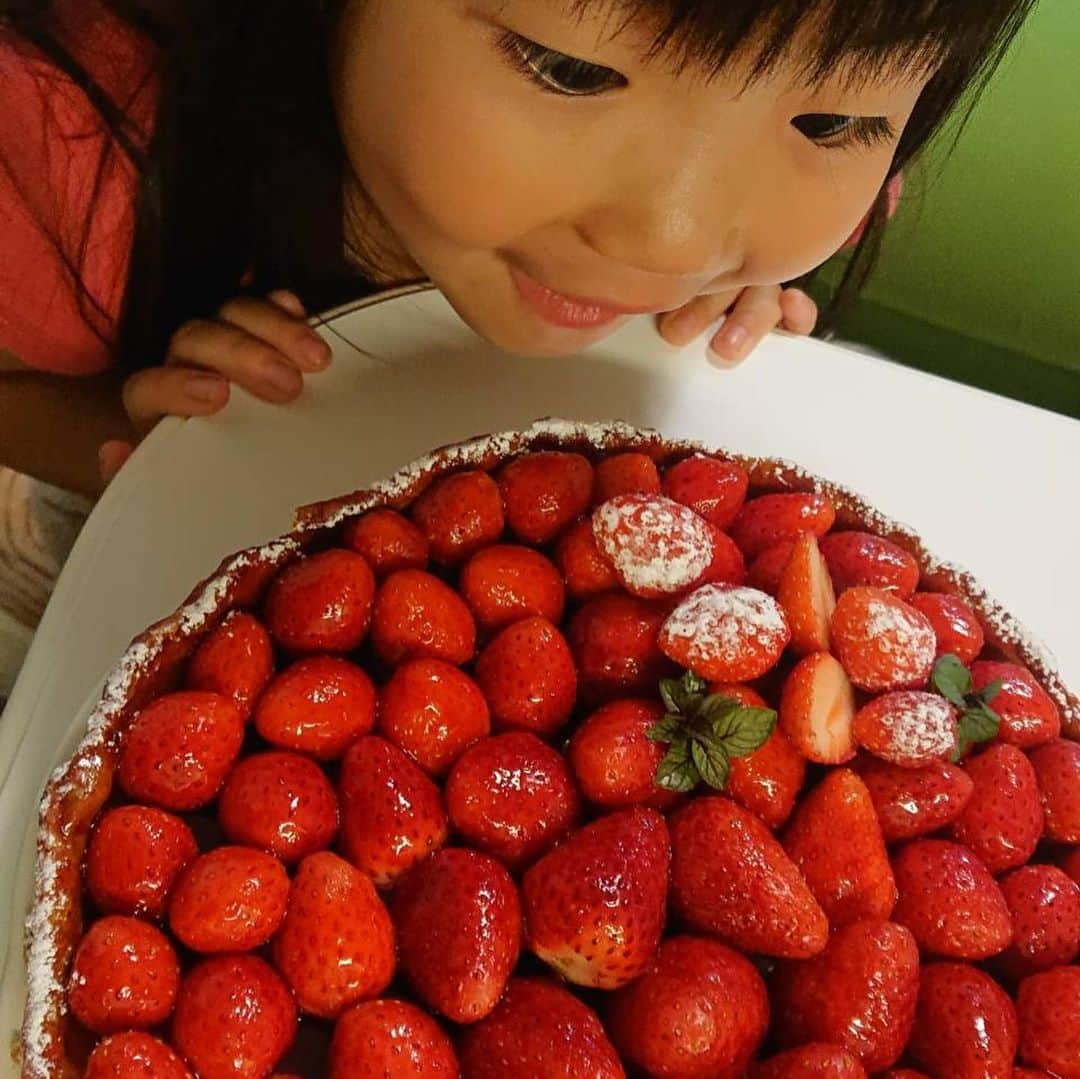 鈴木福さんのインスタグラム写真 - (鈴木福Instagram)「今日で令和になって1年ですね！ 令和記念日！(笑)  友達のお母さんが作ってくれた苺タルトです！！！ 尊い…！ 超きれい！！ 見てるだけで美味しい！！ 食べて超美味しい！！！！！ 最高でした(笑)  #令和#令和記念日#デザート#尊い#タルト#美味しい#最高#スイーツ男子」5月1日 21時47分 - s_fuku_te