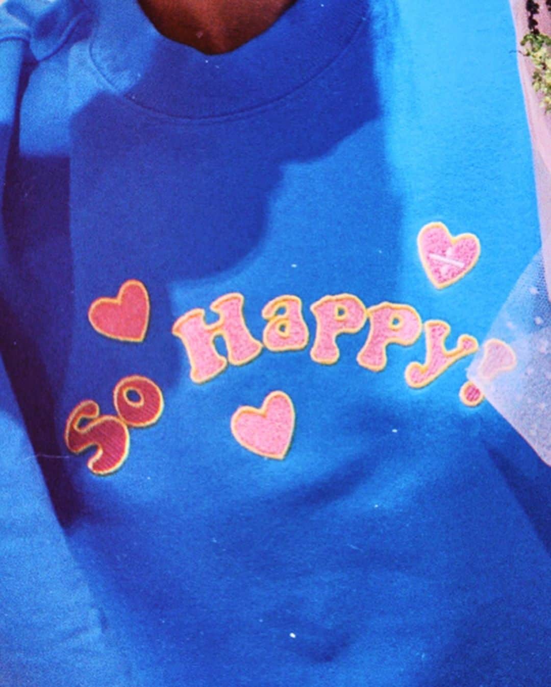 クリスタルさんのインスタグラム写真 - (クリスタルInstagram)「this sweatshirt makes me feel..」5月1日 21時49分 - vousmevoyez