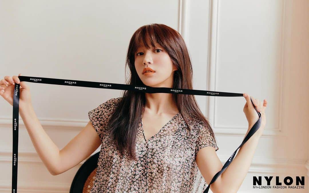 ハニさんのインスタグラム写真 - (ハニInstagram)「Mademoiselle HANI 🌸🌹 ⠀ Editor - Park Kyeong Mi Photographer - Kim Hee June Visual Director - An Sang mi Stylist - Lee Ji Yoon (Joanne) Make up - Lee Ah Young Hair - Gwon Yeong Eun Location - Bae Woo Ri Rochas - Heo Yoon Kyung , Fradric ⠀ 정말 좋은 사람들과 함께한 정말 좋은 시간들이었습니다. 우리가 모두가 세계가 지구가 예전의 웃음과 활력을 되찾기를 진심으로 바랍니다.」5月1日 21時50分 - ahnanihh