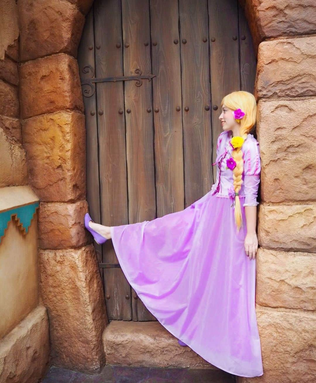 ドーキンズ英里奈さんのインスタグラム写真 - (ドーキンズ英里奈Instagram)「Rapunzel is one of my favorite Disney princess 👑 ⠀ TVでラプンツェルやってるね☺️ ⠀ ⠀ ラプンツェルは大好きなプリンセスの1人🏰 ⠀ ディズニーのプリンセスたちは その時の女性の姿が反映されているのよね◎ ⠀ ⠀ ラプンツェルは… ⠀ 明るいけれどネガティブなところもあって 悩みながらも前を向いて生きていく姿が 元気をもらえるし、大好きですーー💓 ⠀ ⠀ 9月になってみんなとDハロできますように 今日もSTAY HOMEだね🏠⠀ ⠀ ⠀ ⠀ ⠀ ⠀ ⠀ ⠀ #ラプンツェル#ドキコス#Dハロ #塔の上のラプンツェル #dハロ仮装  #ディズニー#disney#tds#Rapunzel #rapunzelcosplay #cosplay」5月1日 21時51分 - erinadawkins