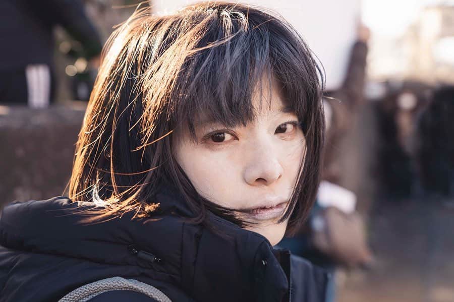 岸井ゆきののインスタグラム：「こんばんは🌖元気ですか？ 岸井はいつも通り健康です！！ 最近はあたらしい映画やドラマを観るというより、好きな作品を見返しているところです。 何度も観すぎて、近頃見直してなかったものとか。 まっ、たまに思い出すだけが美しいときもありますがっ！！ でも好きな映画は年を重ねるごとに何回も観たい。  見返して面白いのはミステリーやサスペンスも！ 動機も手口も罠も全部知っているけど、何度観ても面白いようにできている。 犯人を当てるのがメインじゃないものは、見直すとメタファーが散りばめられていてより面白いです。  そういうわけで、オンライン飲みやオンラインおしゃべりとかは全然してないけど😇 そういう無線を利用して映画の中で過ごしています。  これからもたくさん観たい、し、参加したい。 早く🦠終息してまた、胸いっぱいに劇場や映画館の空気を吸いたいです。 自宅からわたしに出来ることを。  さ！！！ で！写真は第三話の #浦安鉄筋家族 撮影時のオフショット、夕陽の感じで。笑 なんで顔が白いの〜(?_?)っという方は、三発目の『桜らむ どりーみん』を　 よかったらぜひ配信等でご確認くださいませ☺️👍🏼 今夜　0:12〜は、#浦安鉄筋家族 4発目！ みてねー。らむ。」