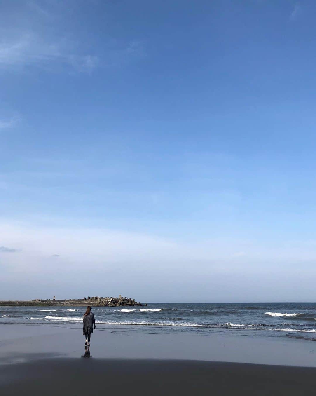 のインスタグラム：「今日は、暑かったね🌞 お散歩は、ビーサンとルブタンレッド❤️」