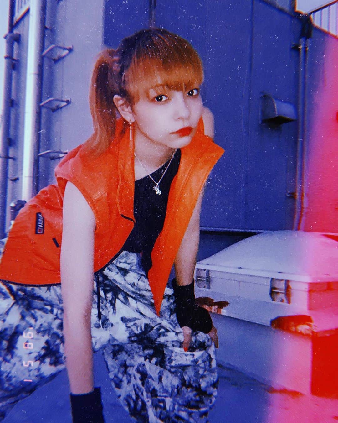 ジェニーのインスタグラム：「今日のコーデ。 ミリタリーっぽいコーデにしたー！フィンガーレスの手袋買ったんだけど、ミリタリー感が増して幸せ（´-`）.｡oO  ノースリーブだからこそ手袋とのバランスがいい感じになってる気がする！！ #fashion #ootd #outfitoftheday #streetfashion #militaryfashion #ここは家の屋上なの #この季節に着たかった服 #1枚目盛れた嬉しいごめん言わせてやたぁ( ᐛ👐)ﾊﾟｧ  #オシャレまで自粛しなくていいのだ」