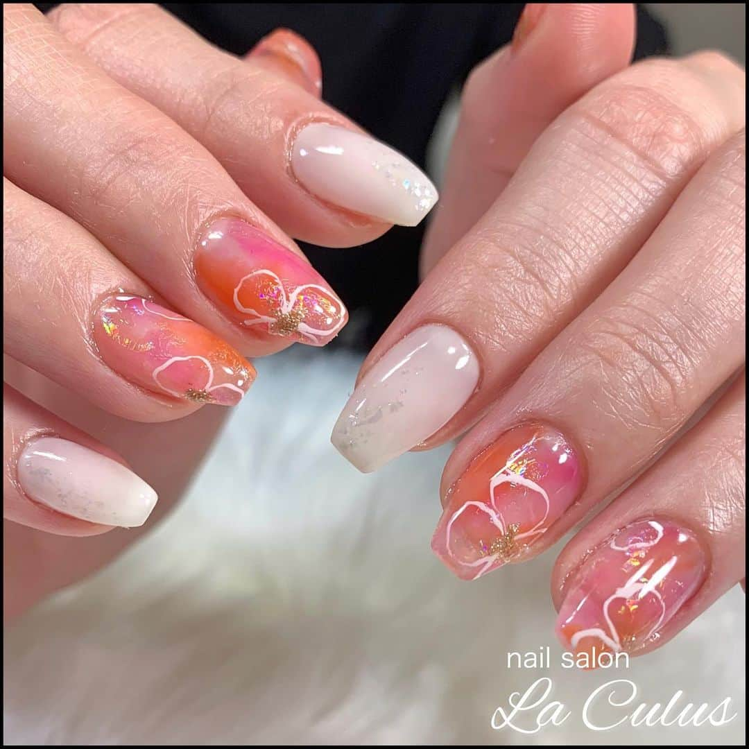 Mihoさんのインスタグラム写真 - (MihoInstagram)「nails.  店内サンプルより💓 今年のトレンドのクリア感と 春らしいお花が◎ . ◆オフ込み1.5時間 ◆丁寧ケア付き ◆1ヶ月以内のご来店で¥500-引き (キャンペーンデザインは適用外) . . . #laculus #お客様ネイル #シェルネイル #ラベンダーネイル#美甲 . #ネイル #ジェル #ジェルネイル #ネイルアート #ネイルサロン #ネイルデザイン #ブリーディングネイル #春ネイル  #プライベートサロン #プライベートネイルサロン #ネイルアーティスト . #神戸 #三宮 #神戸元町 #大阪 . #神戸ネイル #神戸ネイルサロン #三宮ネイルサロン #三宮ネイル . #nail #nails #nailart #beauty #kawaii」5月1日 22時30分 - la.source_nail