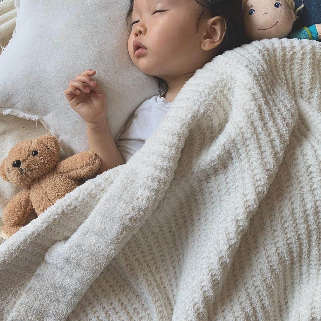 渡邊智子さんのインスタグラム写真 - (渡邊智子Instagram)「. いつも一緒に遊んでるお友だち🧸👱🏻‍♀️ お昼寝もみんなで、、❤︎ . 目もお口も開いてるね、 目はママ、口はパパからの遺伝だね。 #すまんね😅」5月1日 22時25分 - _tomomon