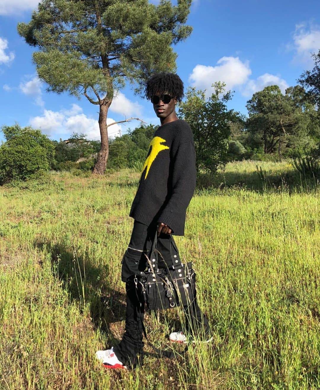 ジョージジーナ&ルーシーさんのインスタグラム写真 - (ジョージジーナ&ルーシーInstagram)「@kodeboi with our Zoomy 🌾🌾#georgeginalucy #gglsquad」5月2日 3時55分 - georgeginalucy