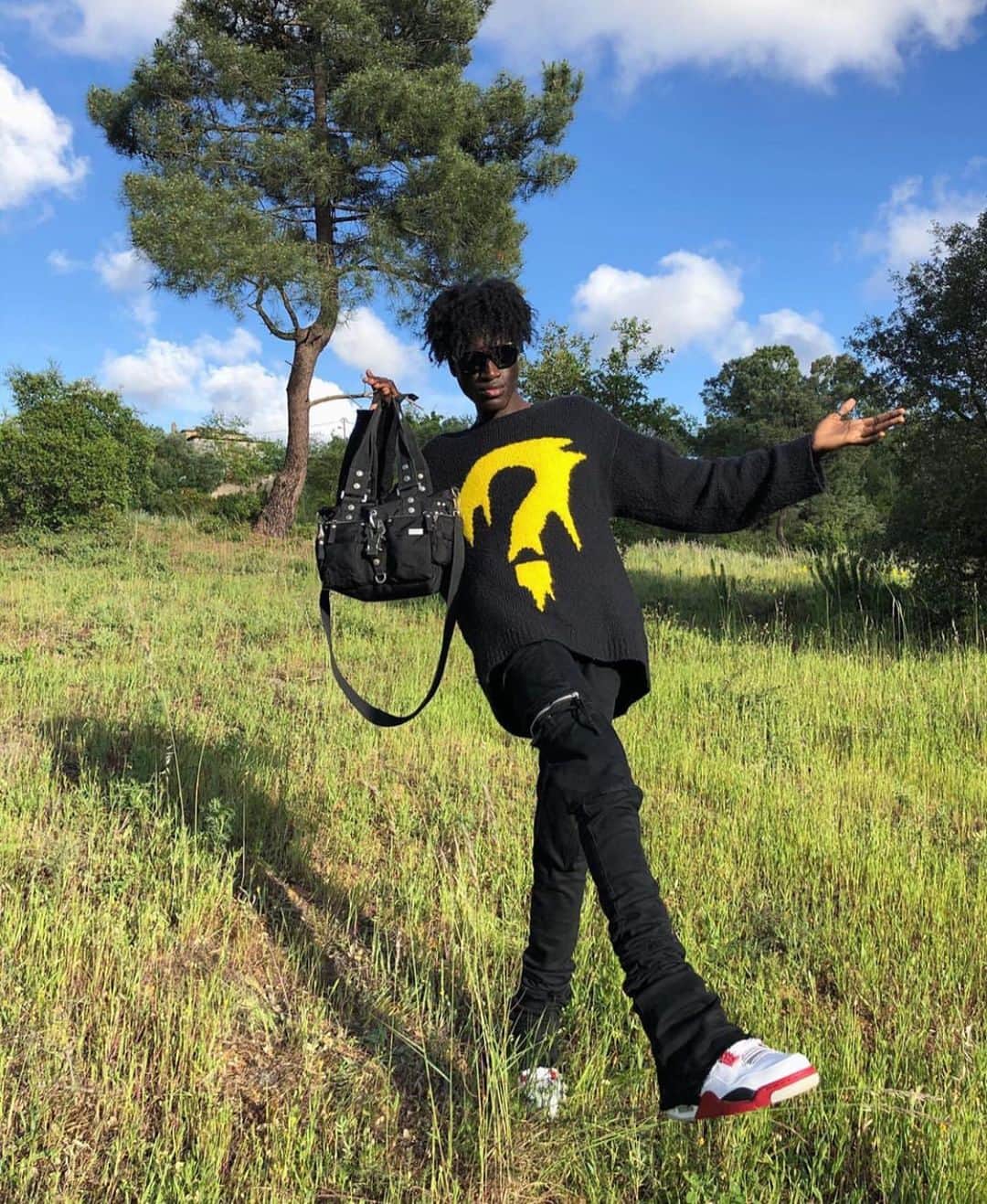 ジョージジーナ&ルーシーのインスタグラム：「@kodeboi with our Zoomy 🌾🌾#georgeginalucy #gglsquad」