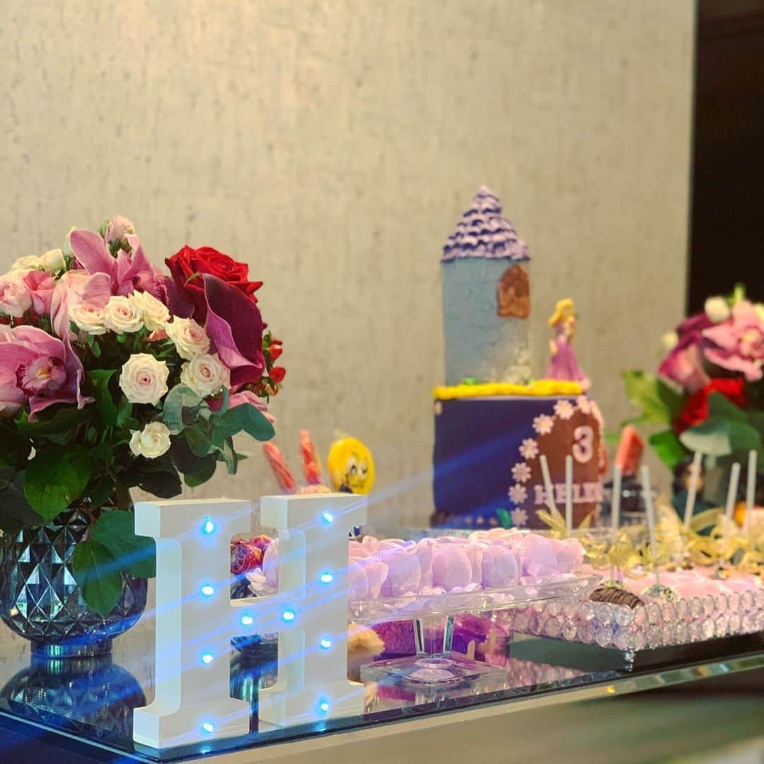 ナタリア・ベッカーのインスタグラム：「Festa supresa para ela, nesse tempo atípico, mas com o que ela pediu (bolo roxo de Rapunzel, pirulitos, flores cheirosas e “luzes flutuantes”) e o melhor que pudemos fazer! A decoração foi feita por mim, com coisas que eu tinha em casa... as flores são as que ela ganhou pela manhã e depois dividi nos arranjos... os doces e o bolo são da @jaque_greff 💜💛 fizemos ainda a surpresa de estarmos fantasiados. Segundo Helena, foi a melhor festa da vida dela! Isso não tem preço 👑💕」